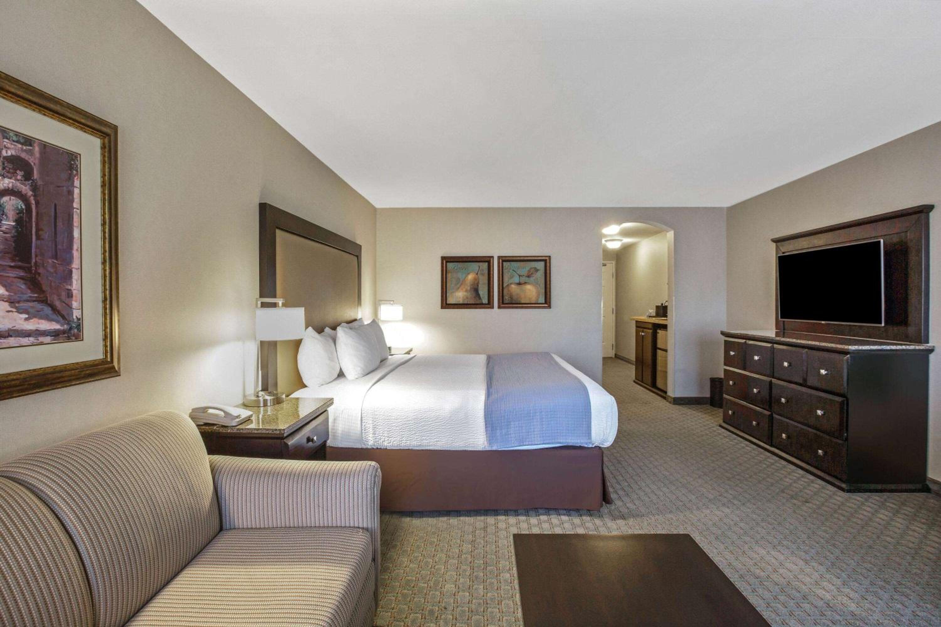 1 King Bed, Executive Room with Oversize Tub, Non-Smoking - Photo 2