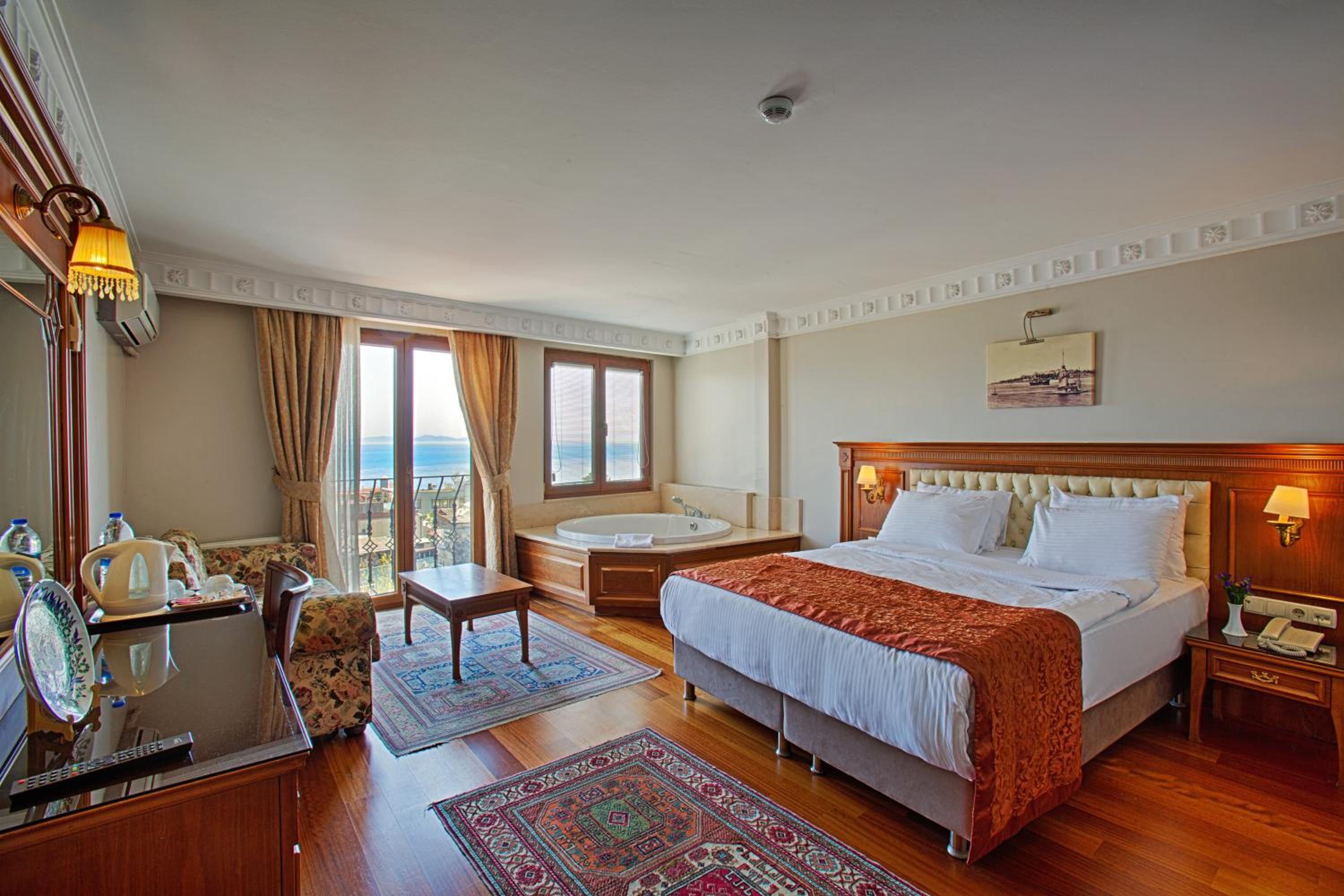 Triple Room with Sea View and Hot Tub