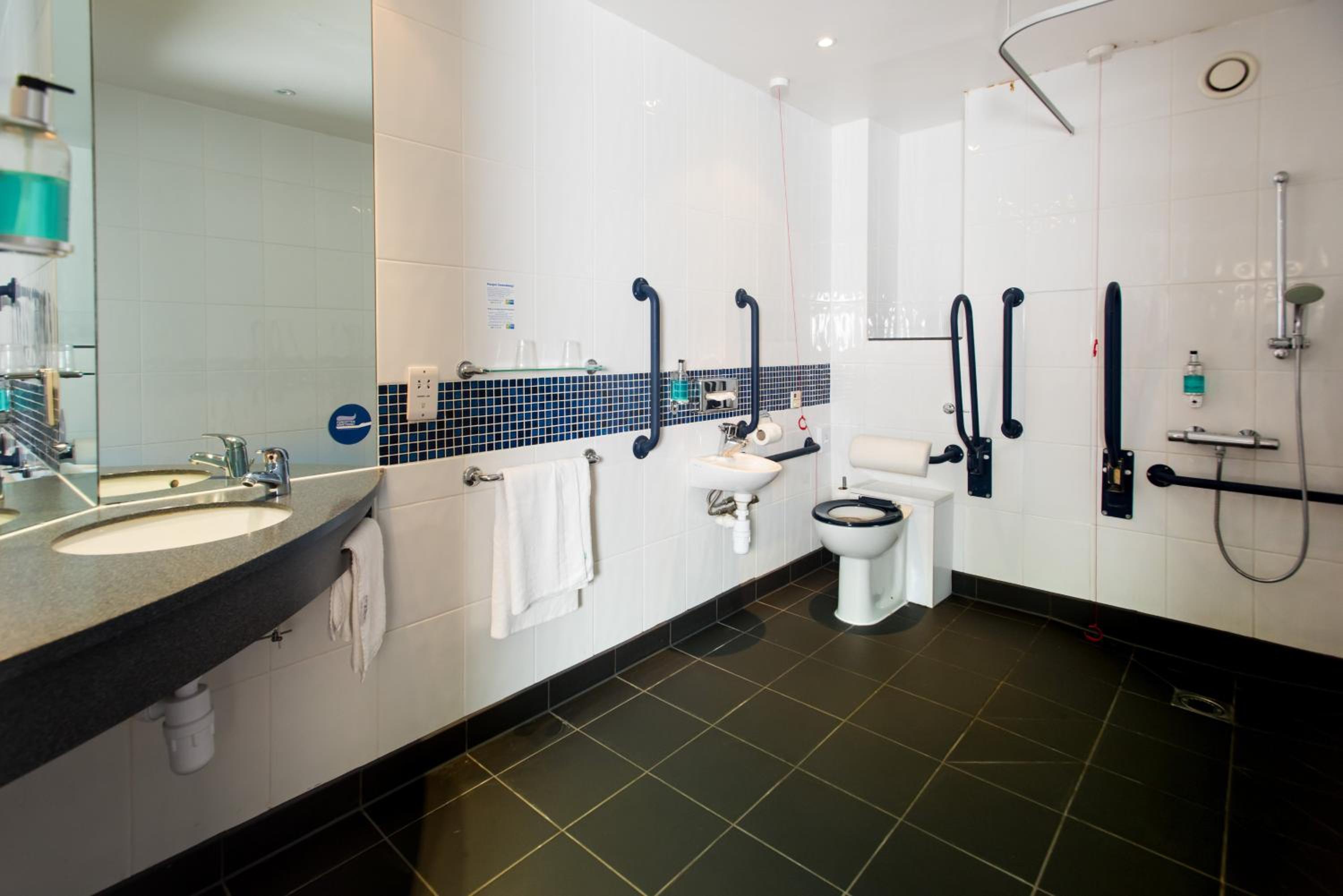 Double Room with Free Hot Breakfast - Accessible photo 2