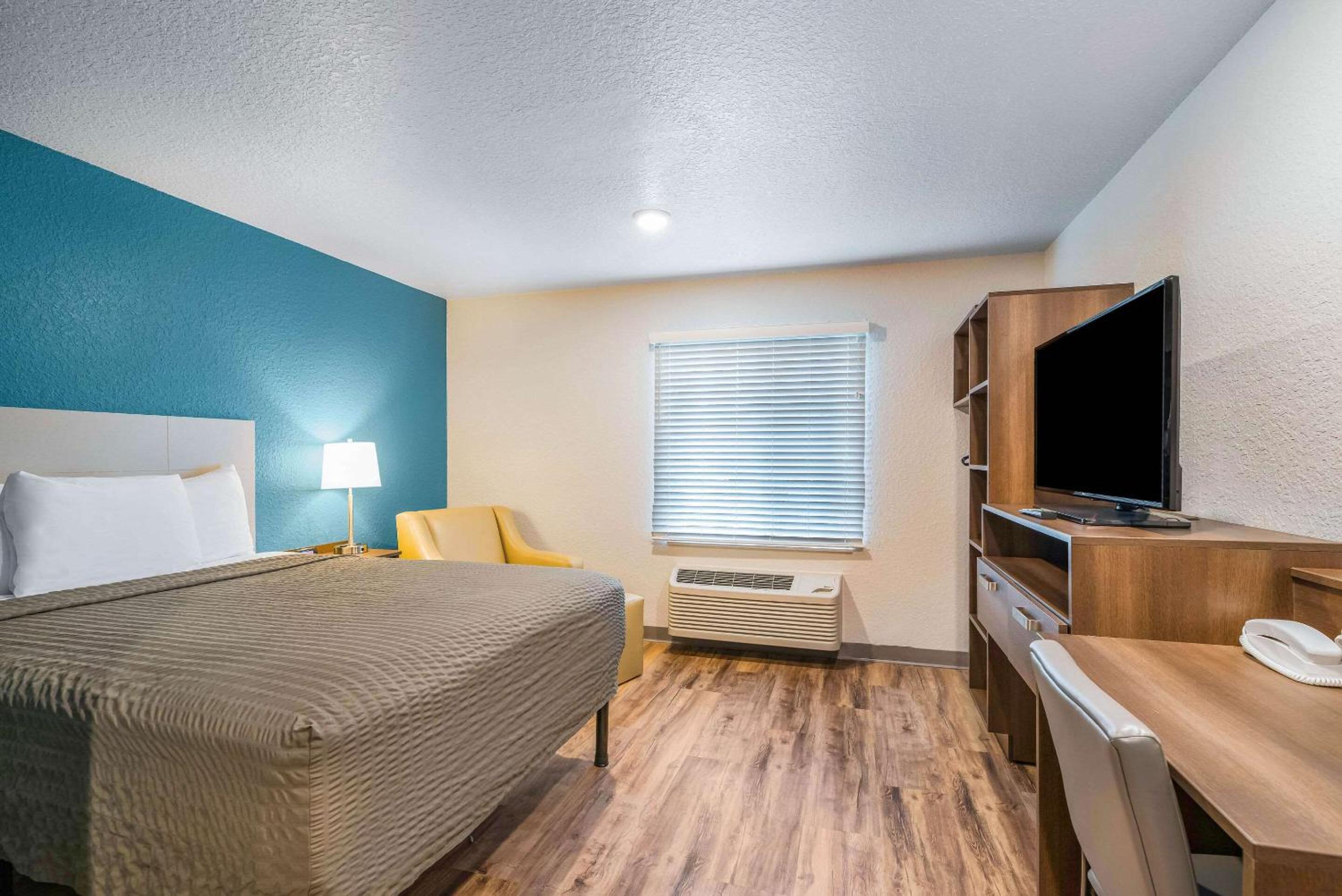 Queen Room  with Roll-In Shower - Disability Access/Non-Smoking - Photo 1