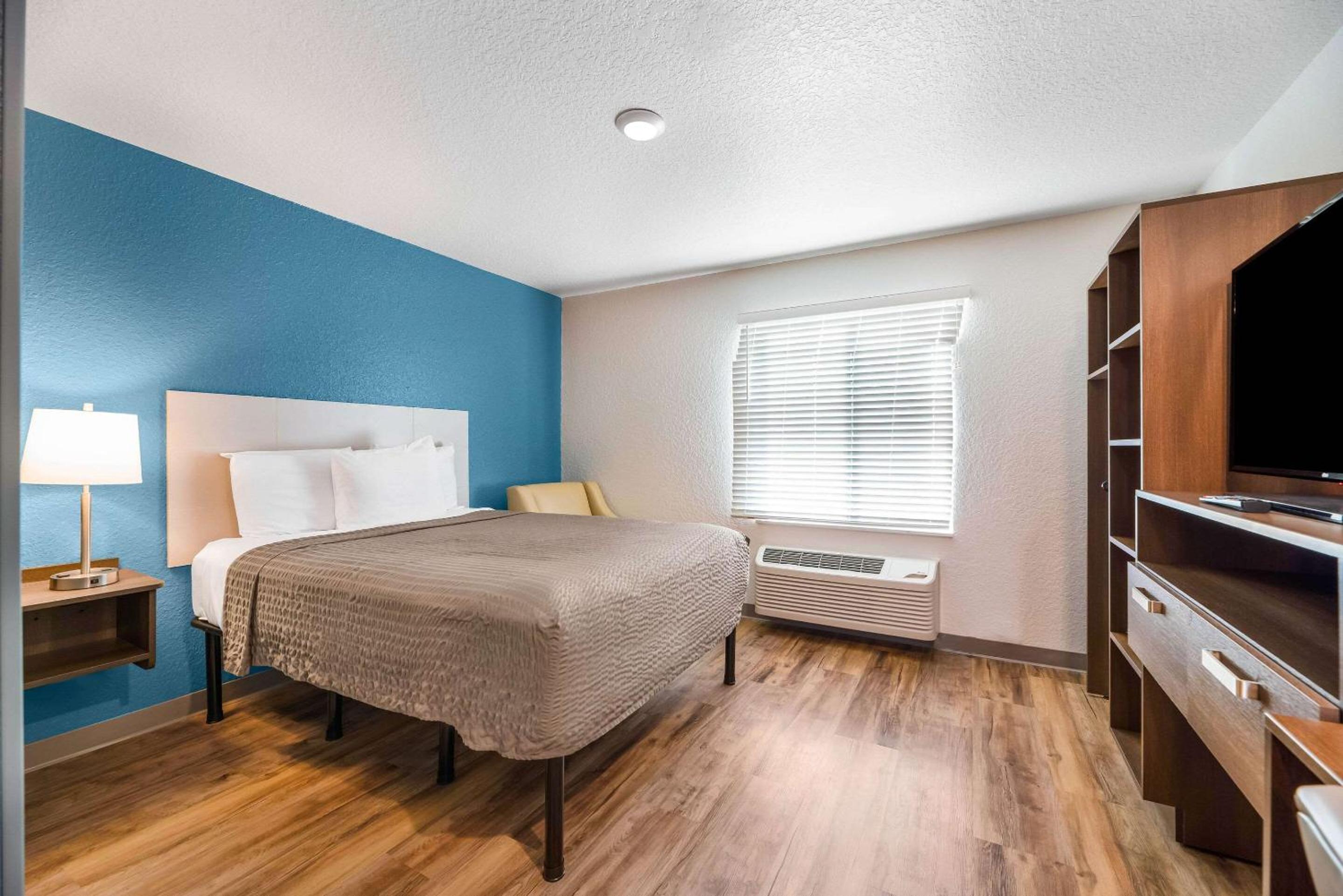 Queen Room  with Roll-In Shower - Disability Access/Non-Smoking - Photo 2