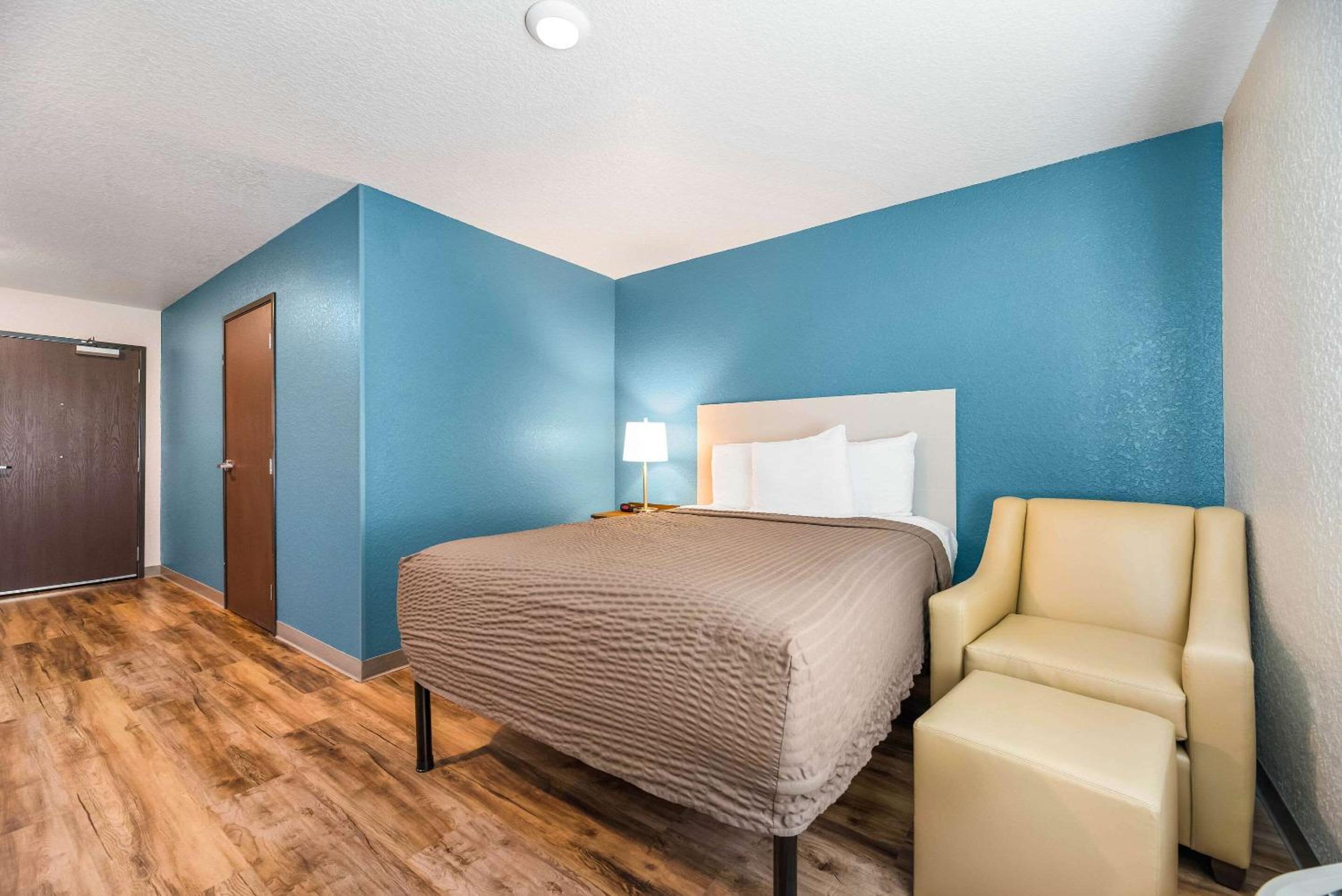 Queen Room  with Roll-In Shower - Disability Access/Non-Smoking - Photo 3