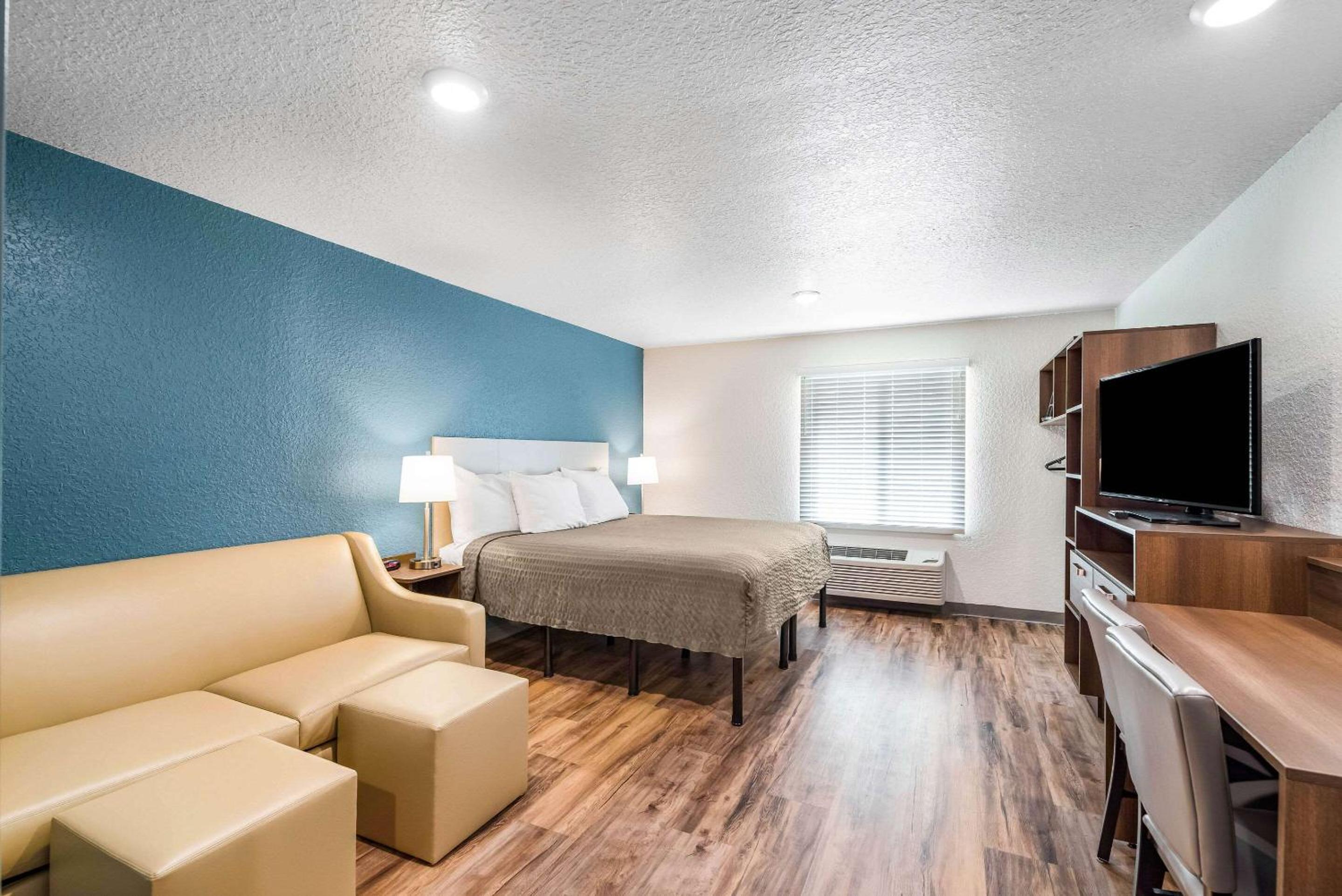 Standard King Room with Sofa Bed - Non-Smoking - Photo 1