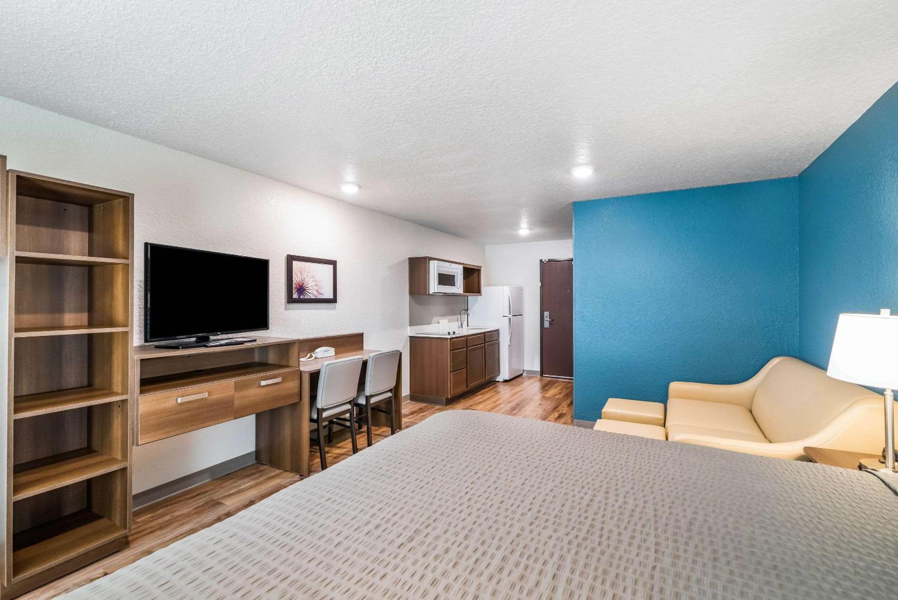 Standard King Room with Sofa Bed - Non-Smoking - Photo 5