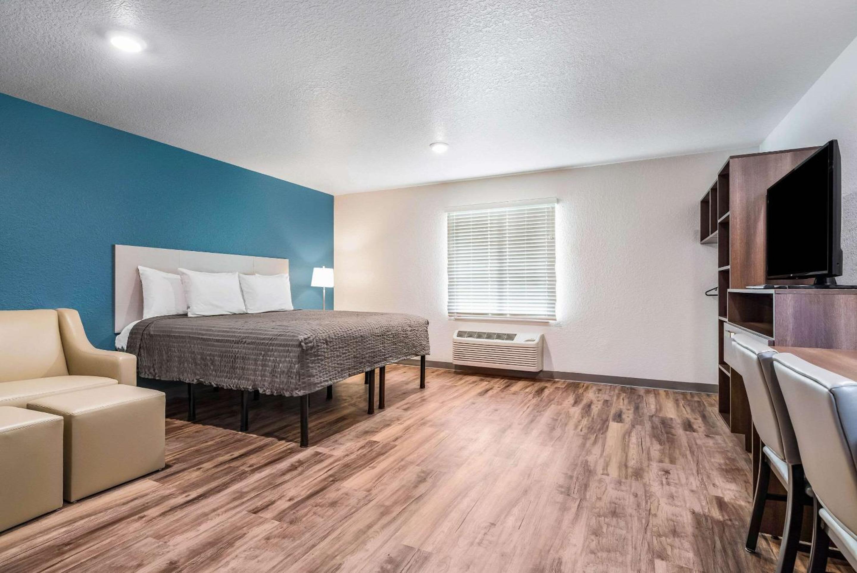 Standard King Room with Sofa Bed - Non-Smoking - Photo 6