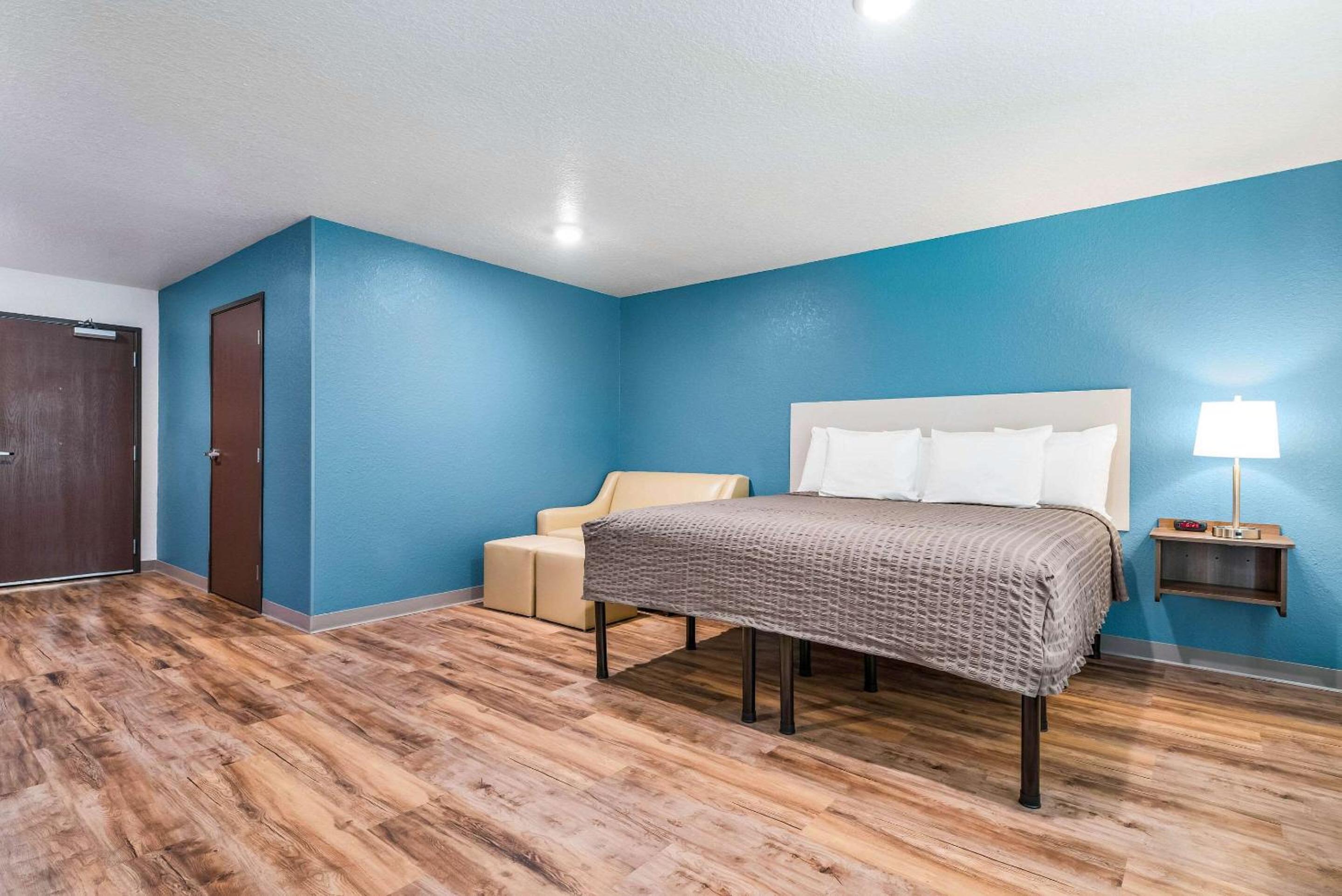 Standard King Room with Sofa Bed - Non-Smoking - Photo 2