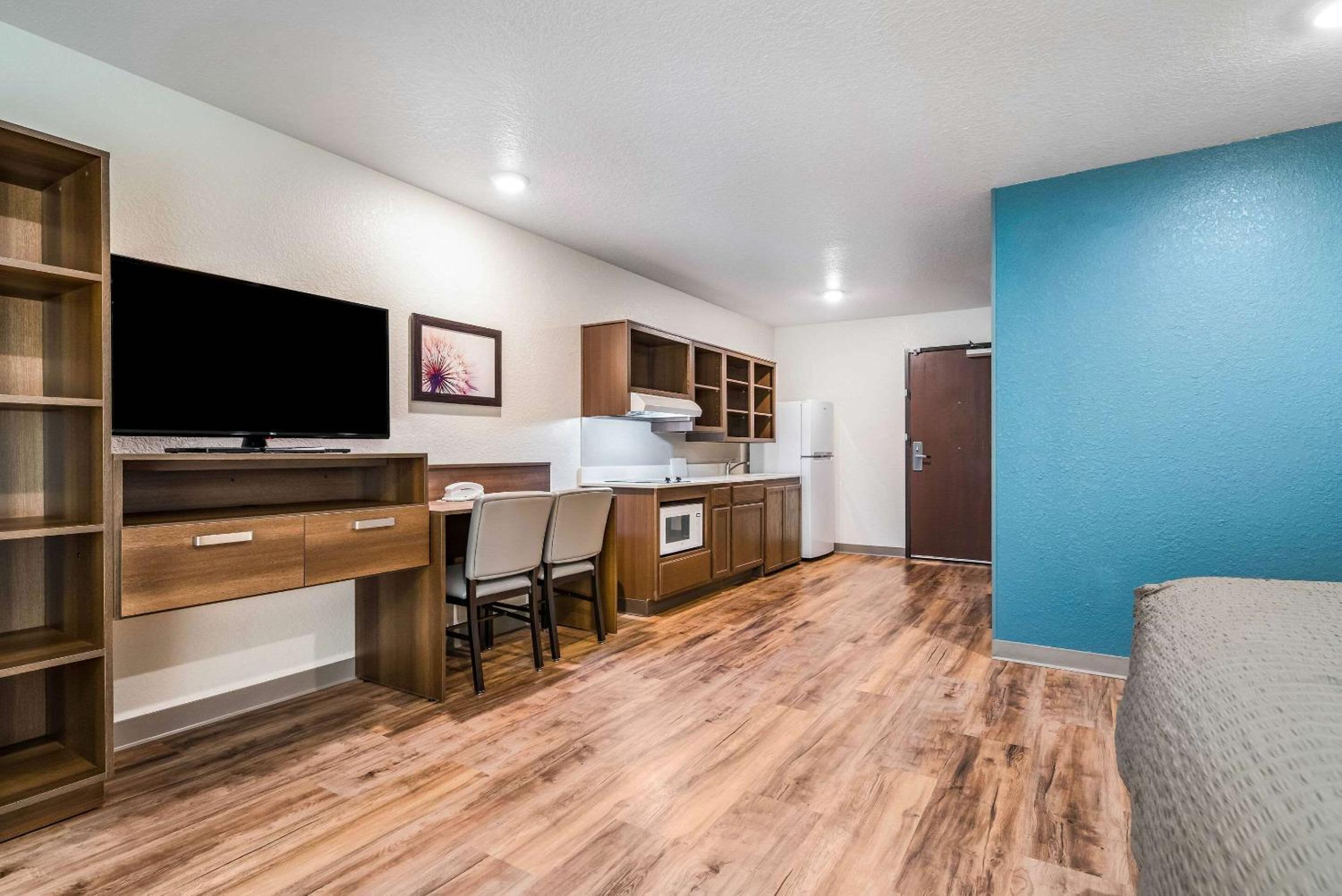 Queen Room  with Roll-In Shower - Disability Access/Non-Smoking - Photo 8