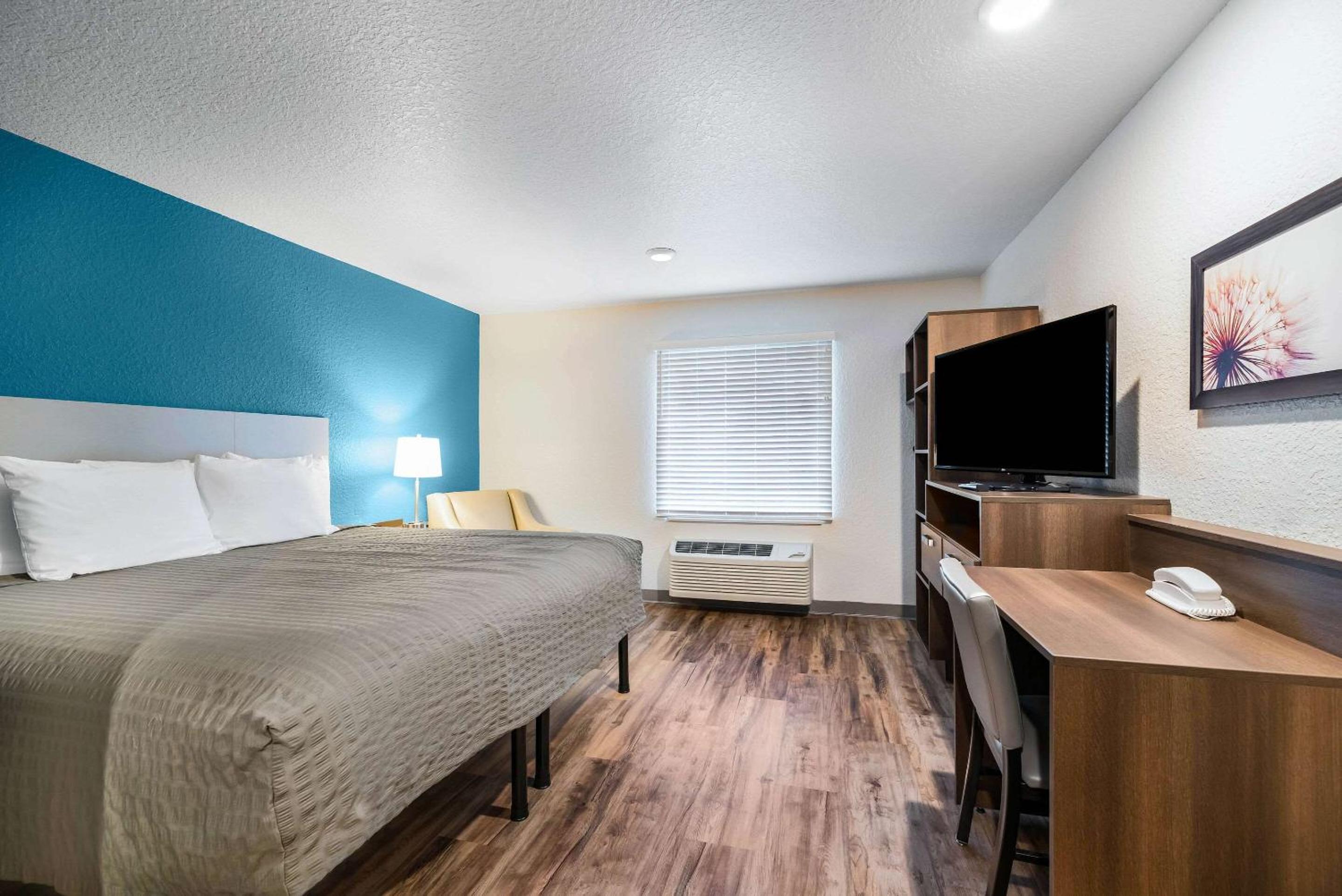 Standard King Room - Non-Smoking  - Photo 1