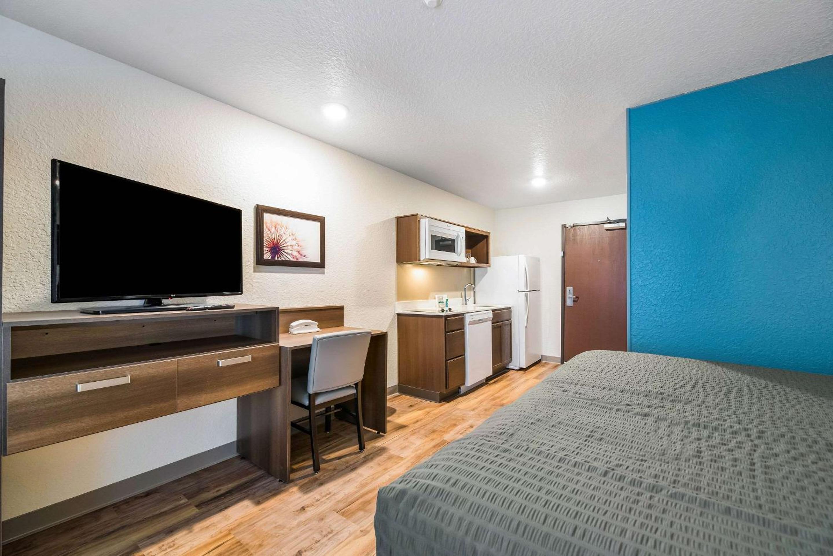 Standard King Room - Non-Smoking  - Photo 3