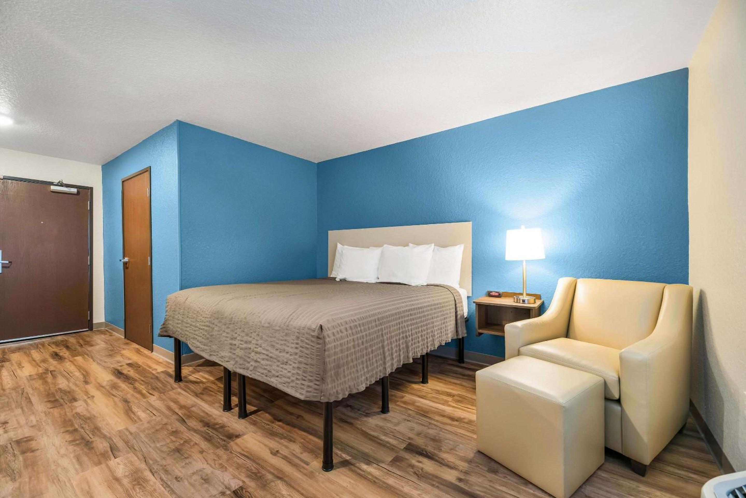Standard King Room - Non-Smoking  - Photo 2