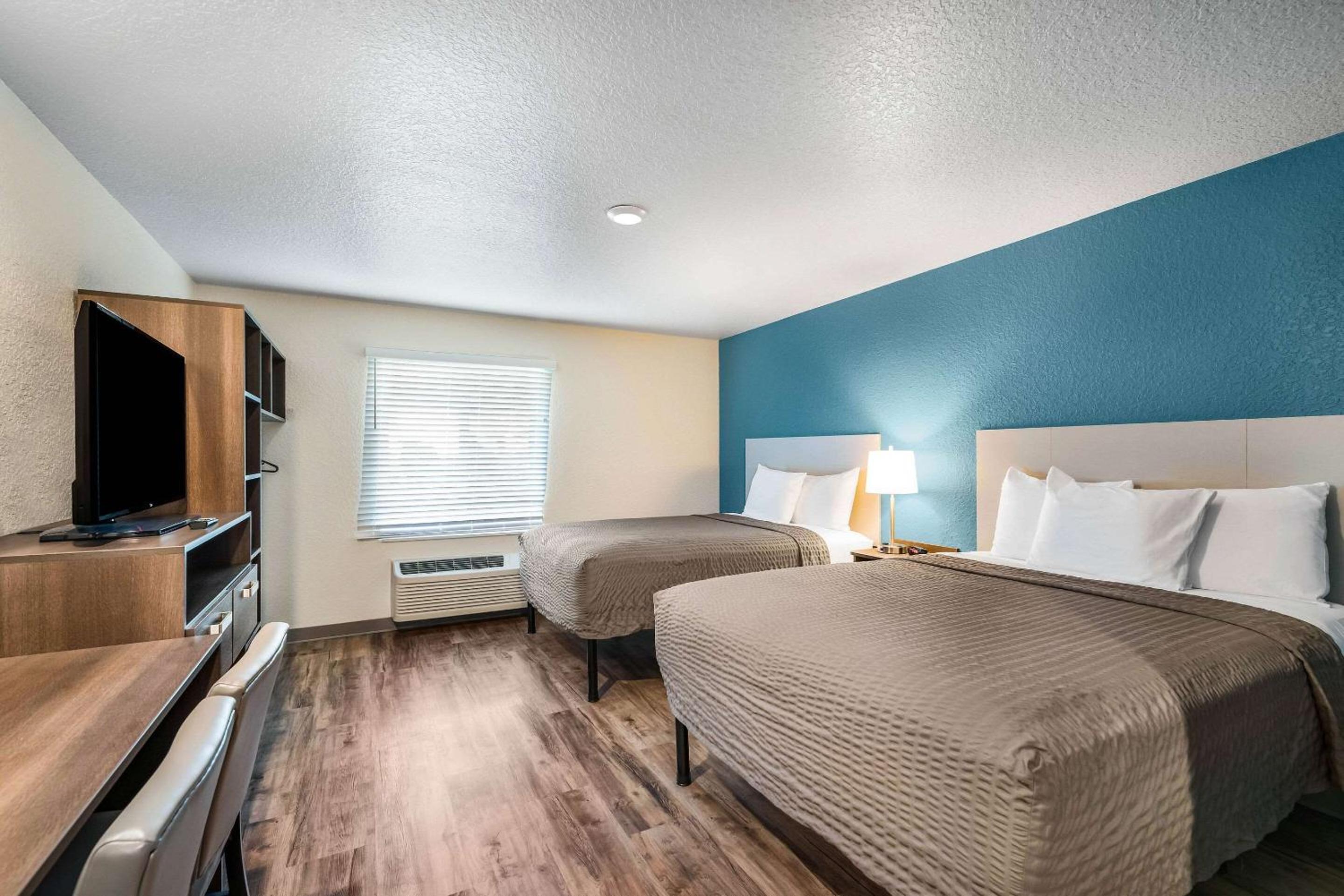Standard Queen Room with Two Queen Beds - Non-Smoking - Photo 1