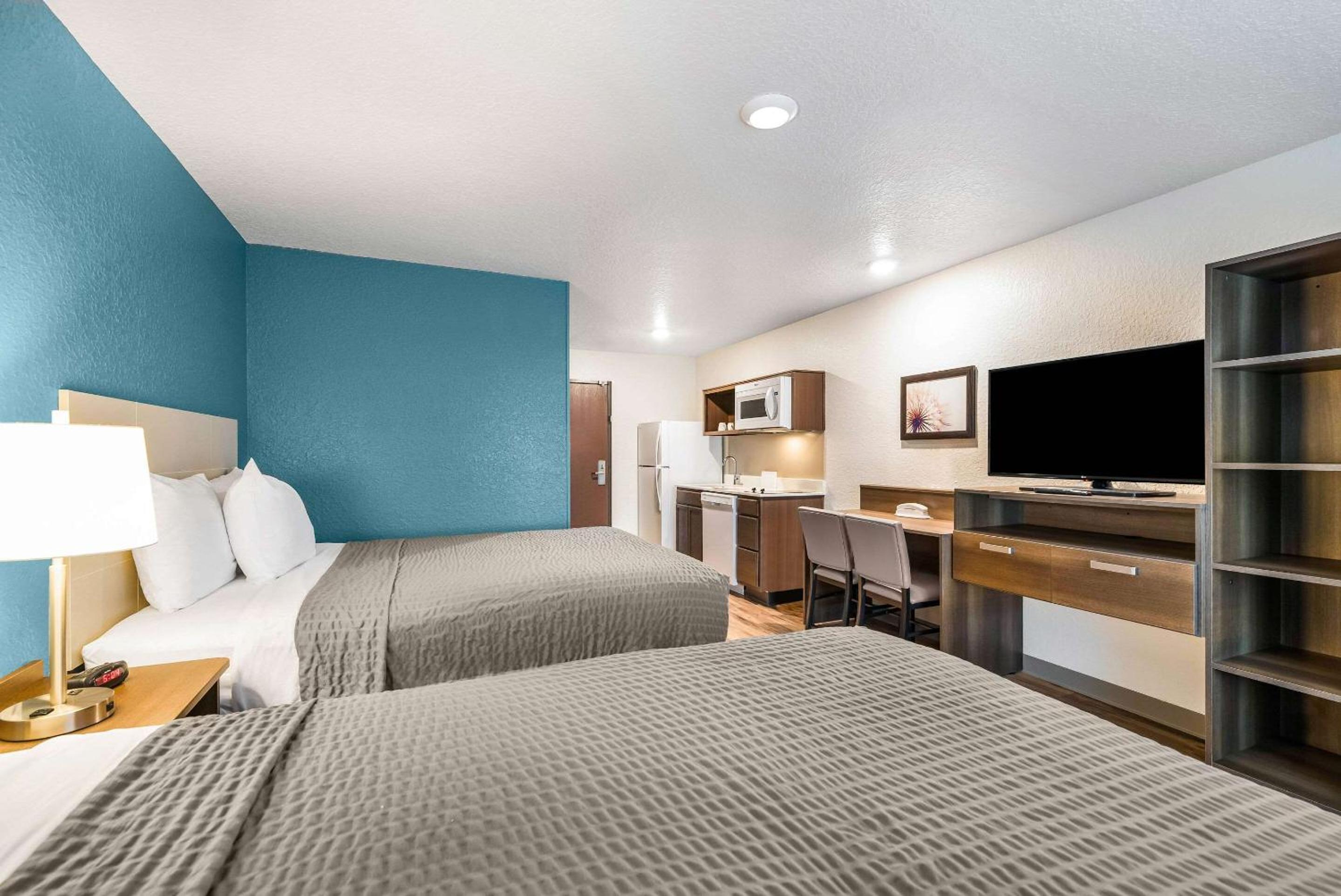 Standard Queen Room with Two Queen Beds - Non-Smoking - Photo 4