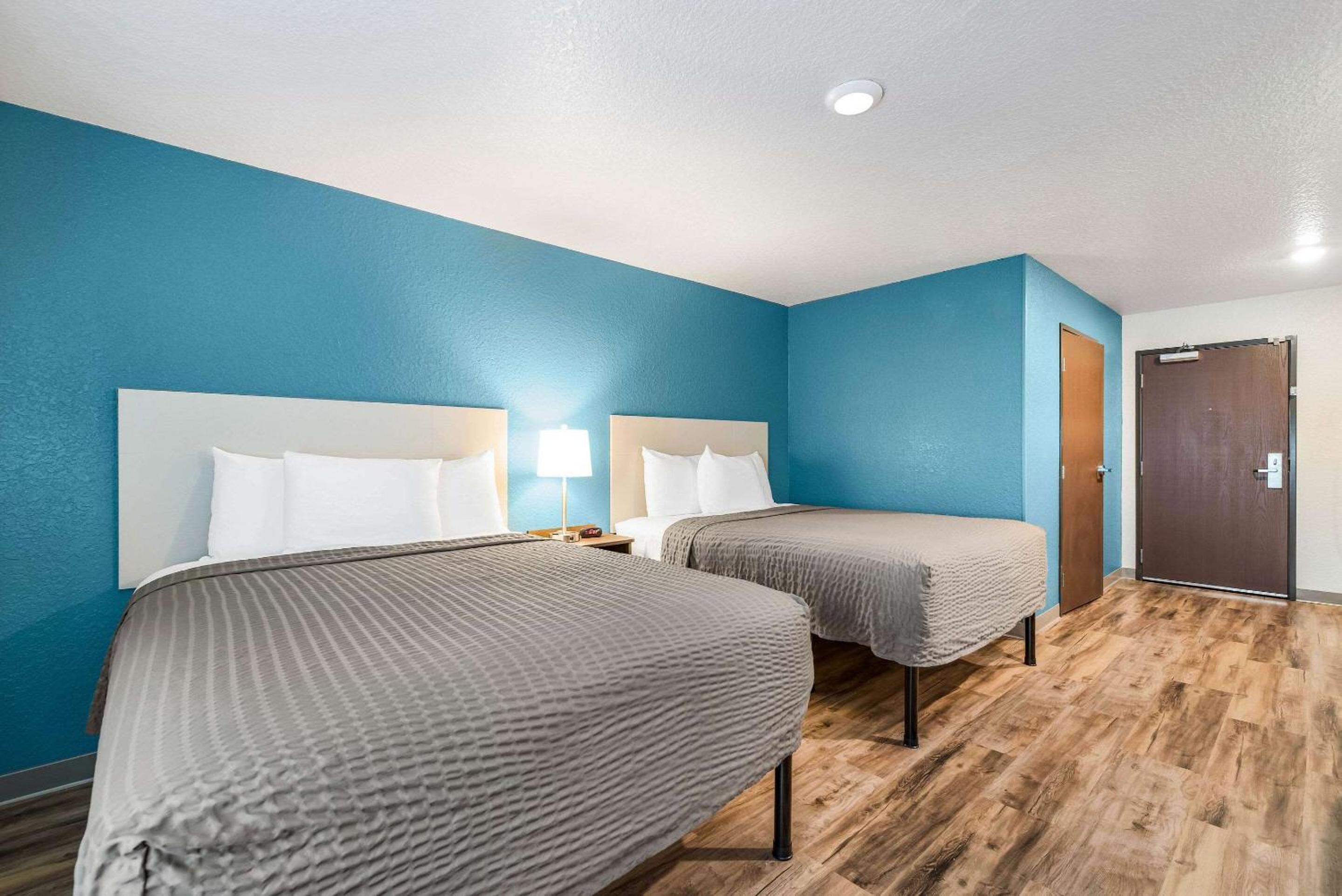 Standard Queen Room with Two Queen Beds - Non-Smoking - Photo 3
