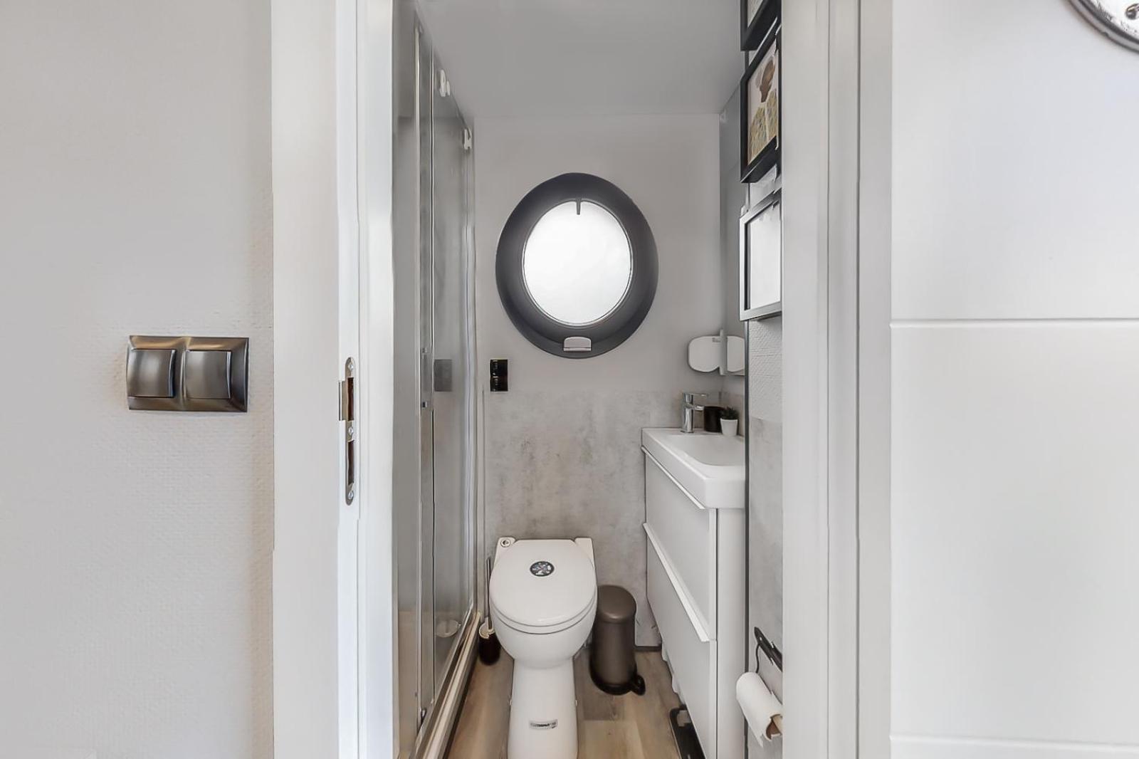 One Cabin Boat - Photo 62