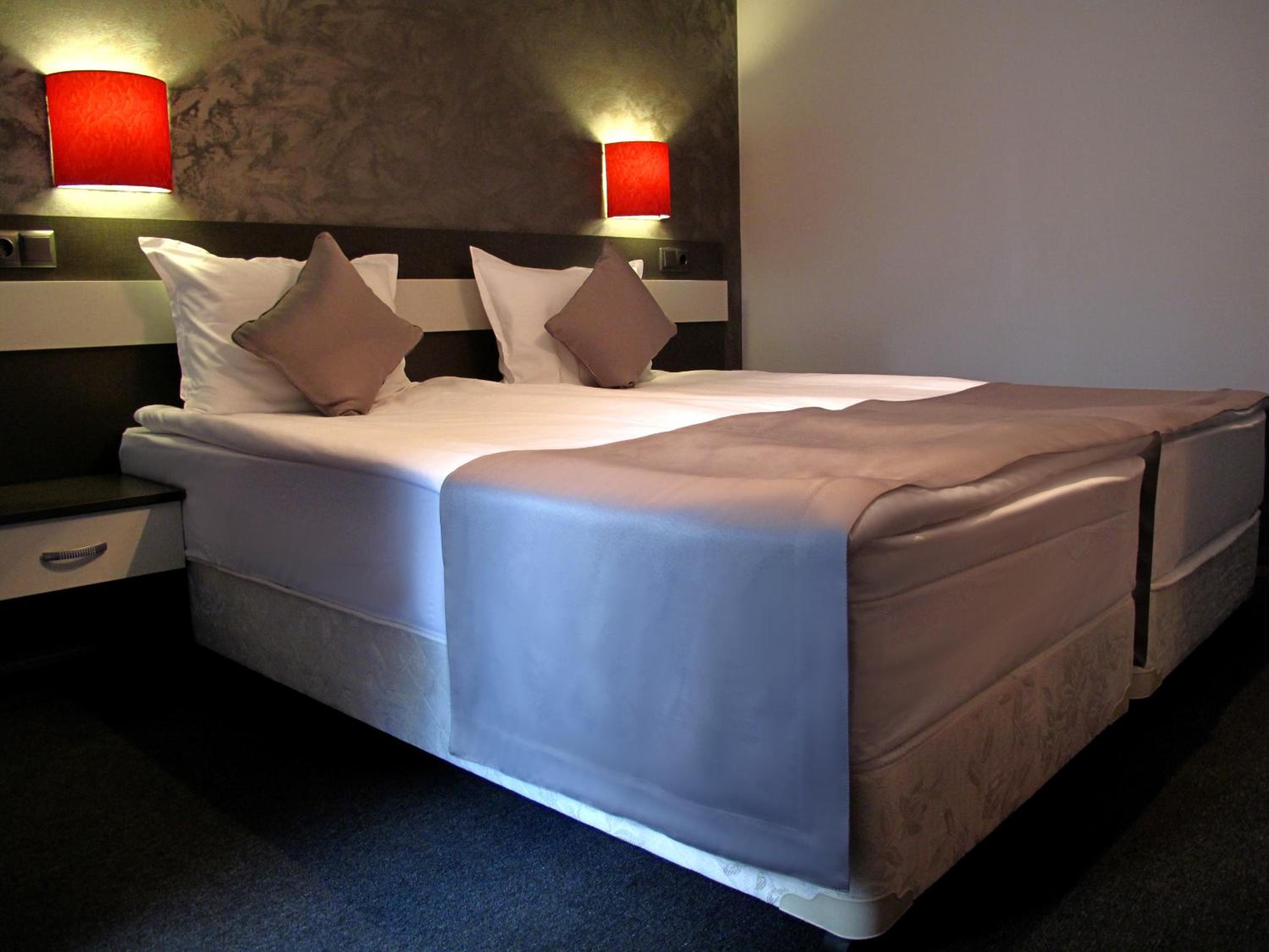 Double or Twin Room with Sofa Bed photo 3