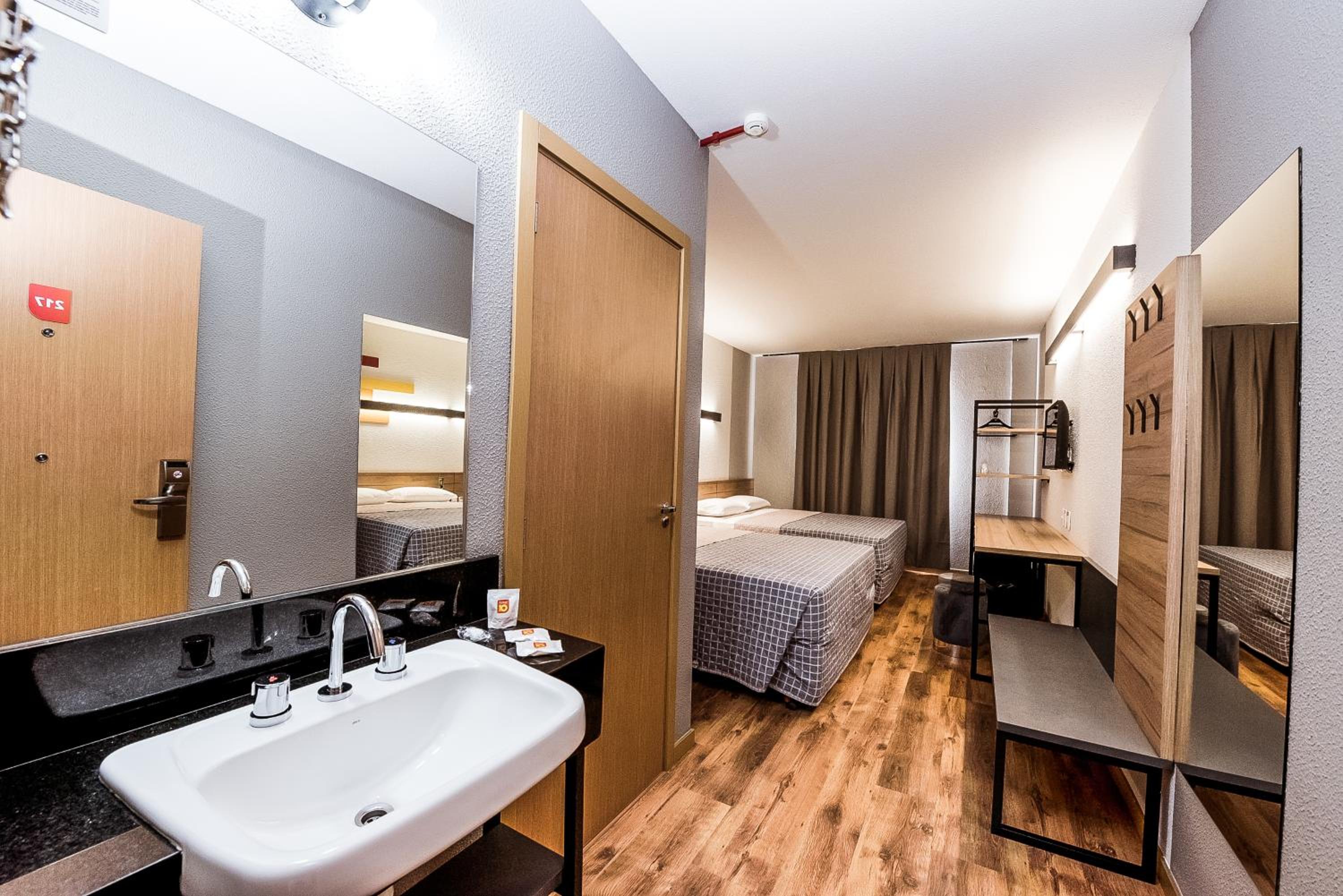 Standard Room with Two Double Beds - Photo 2