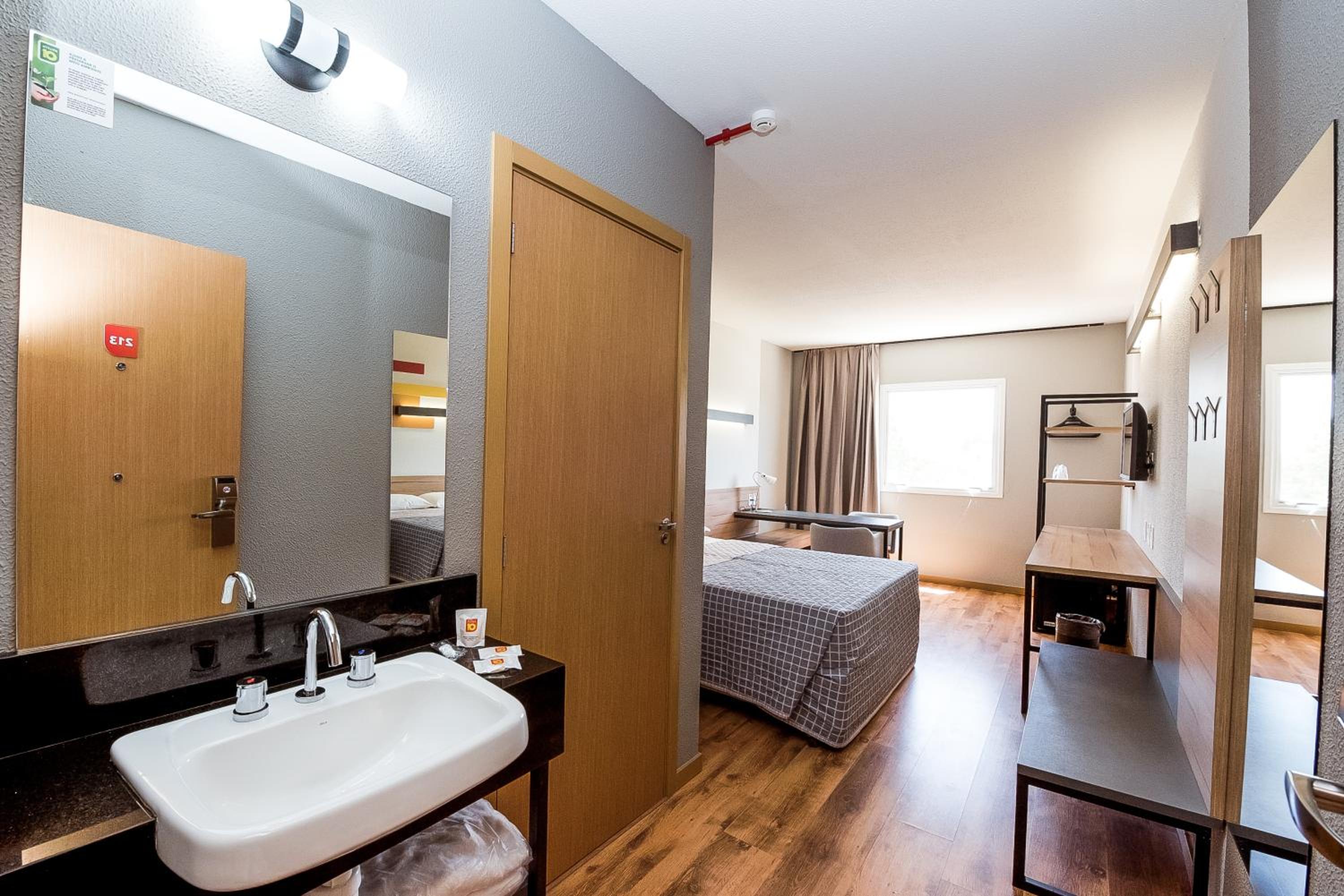 Standard Room with One Double Bed - Photo 4
