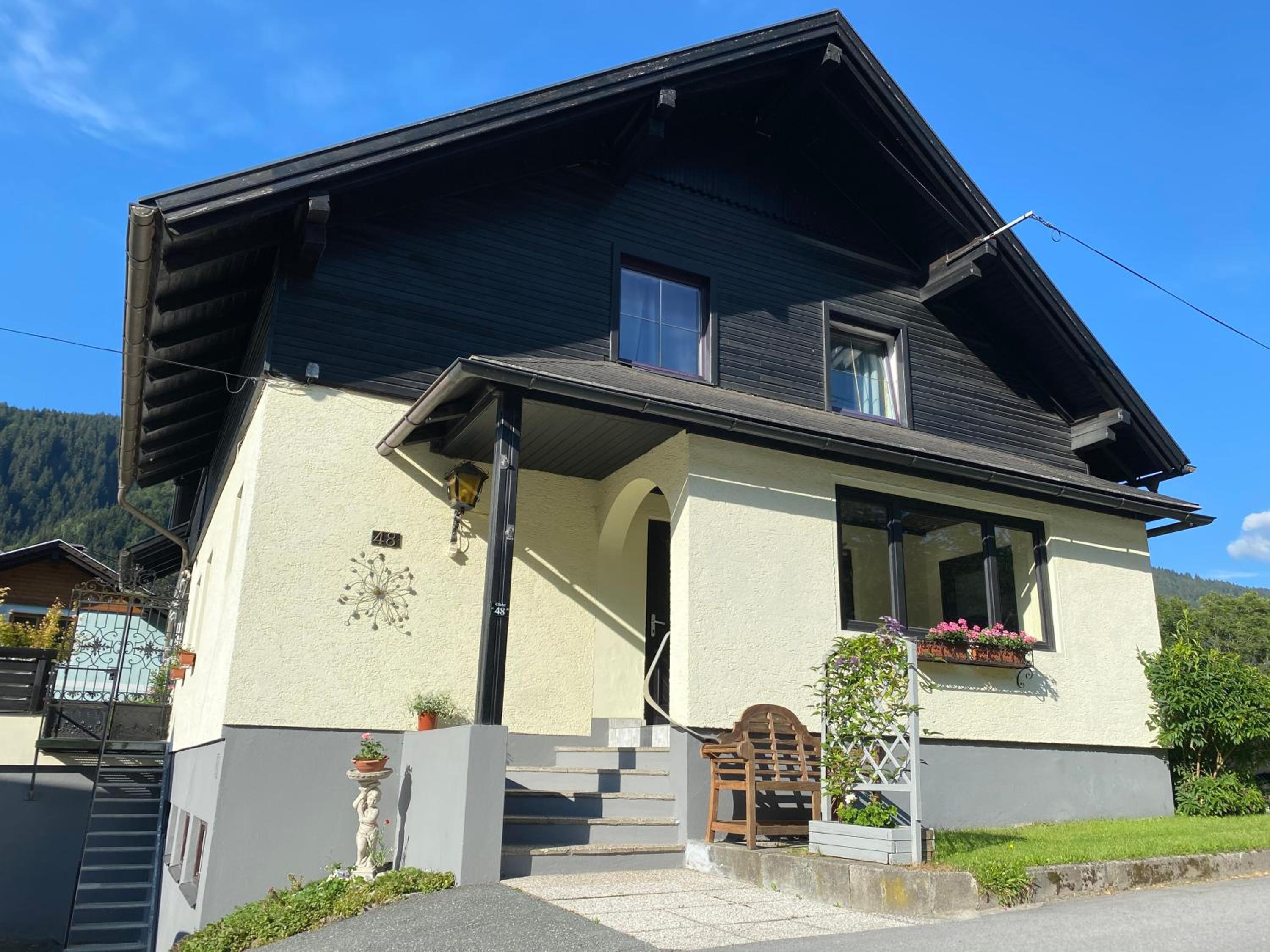 Five-Bedroom House photo 3