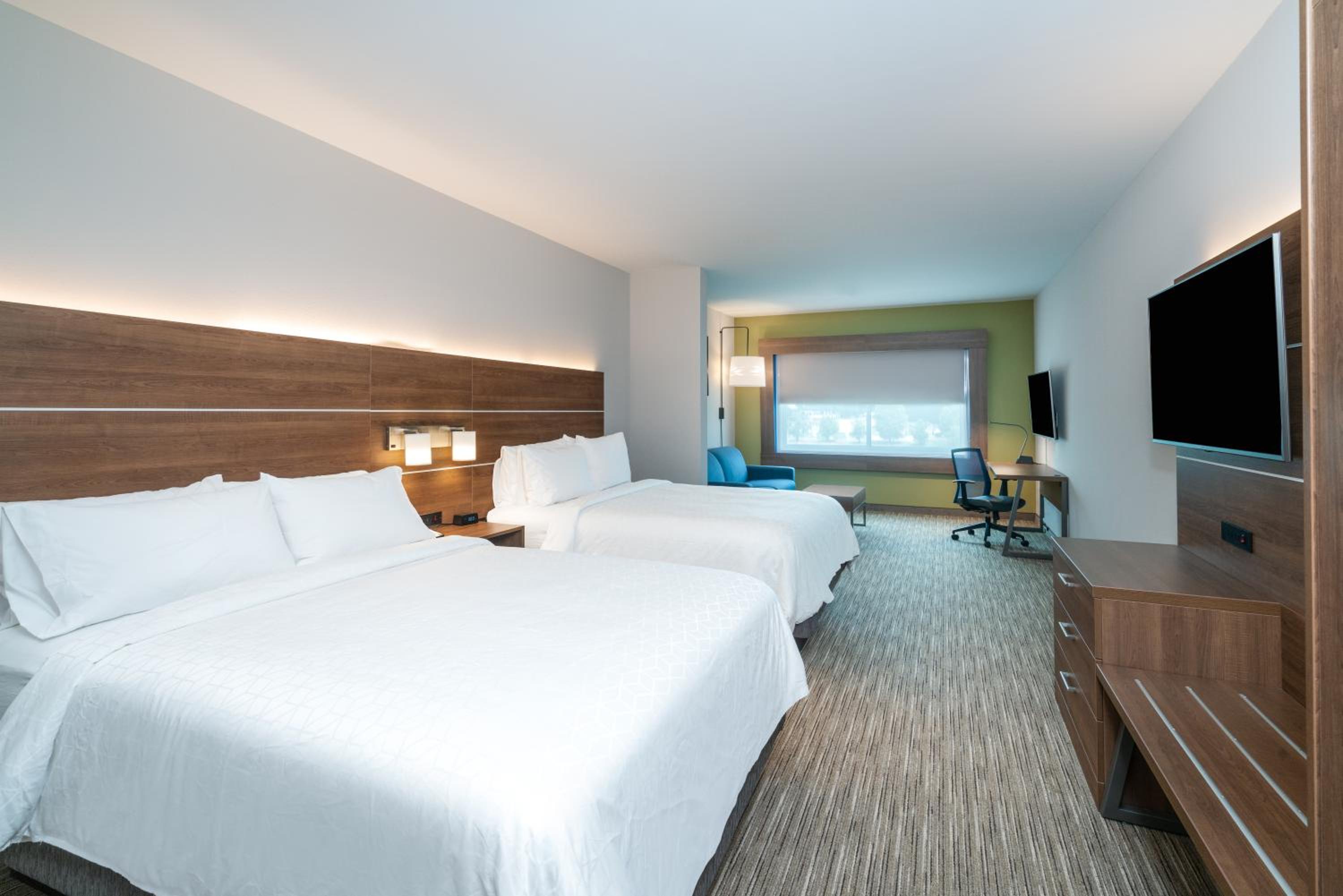 Queen Suite with Two Queen Beds - Photo 3