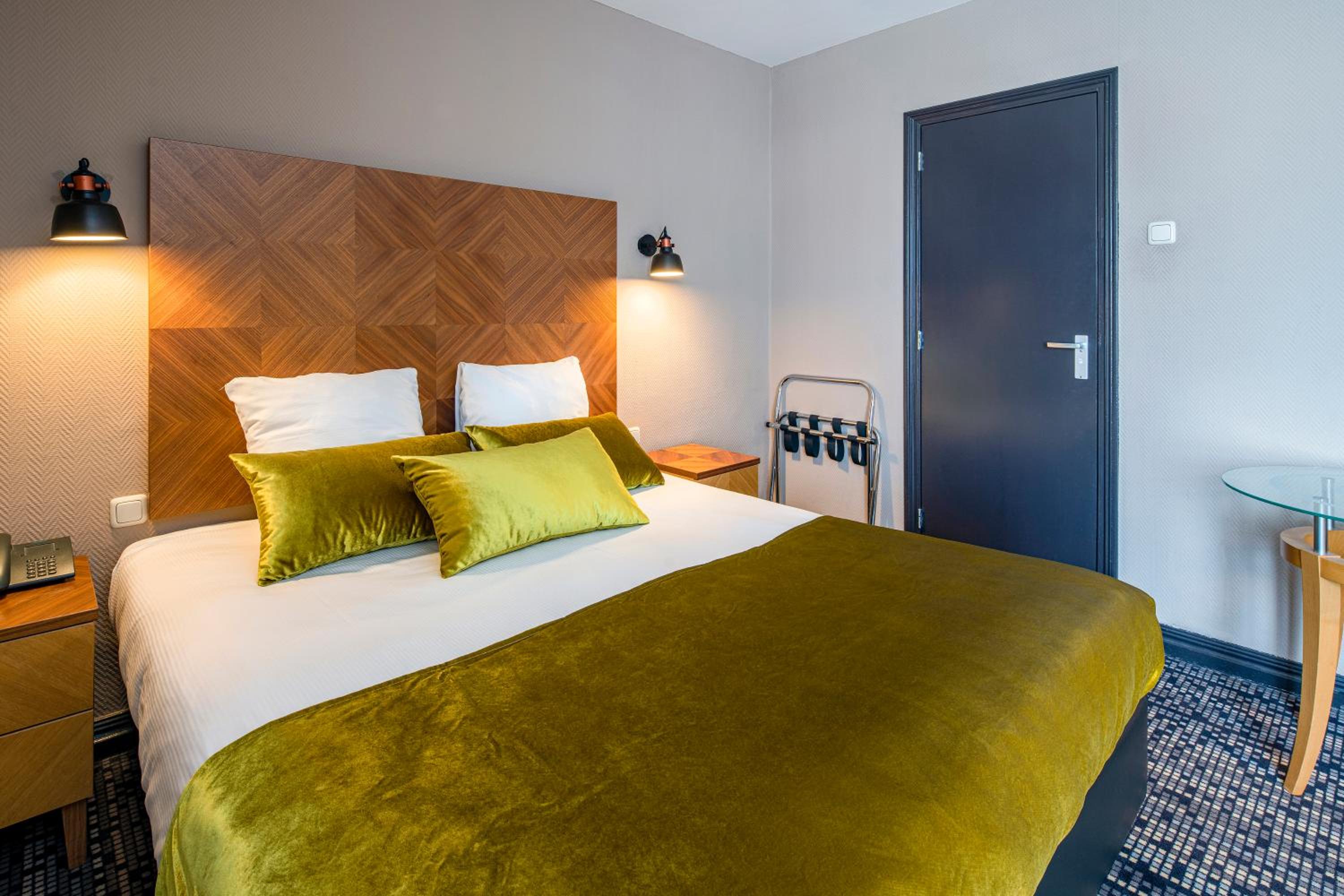 Standard Double Room with French Balcony photo 2