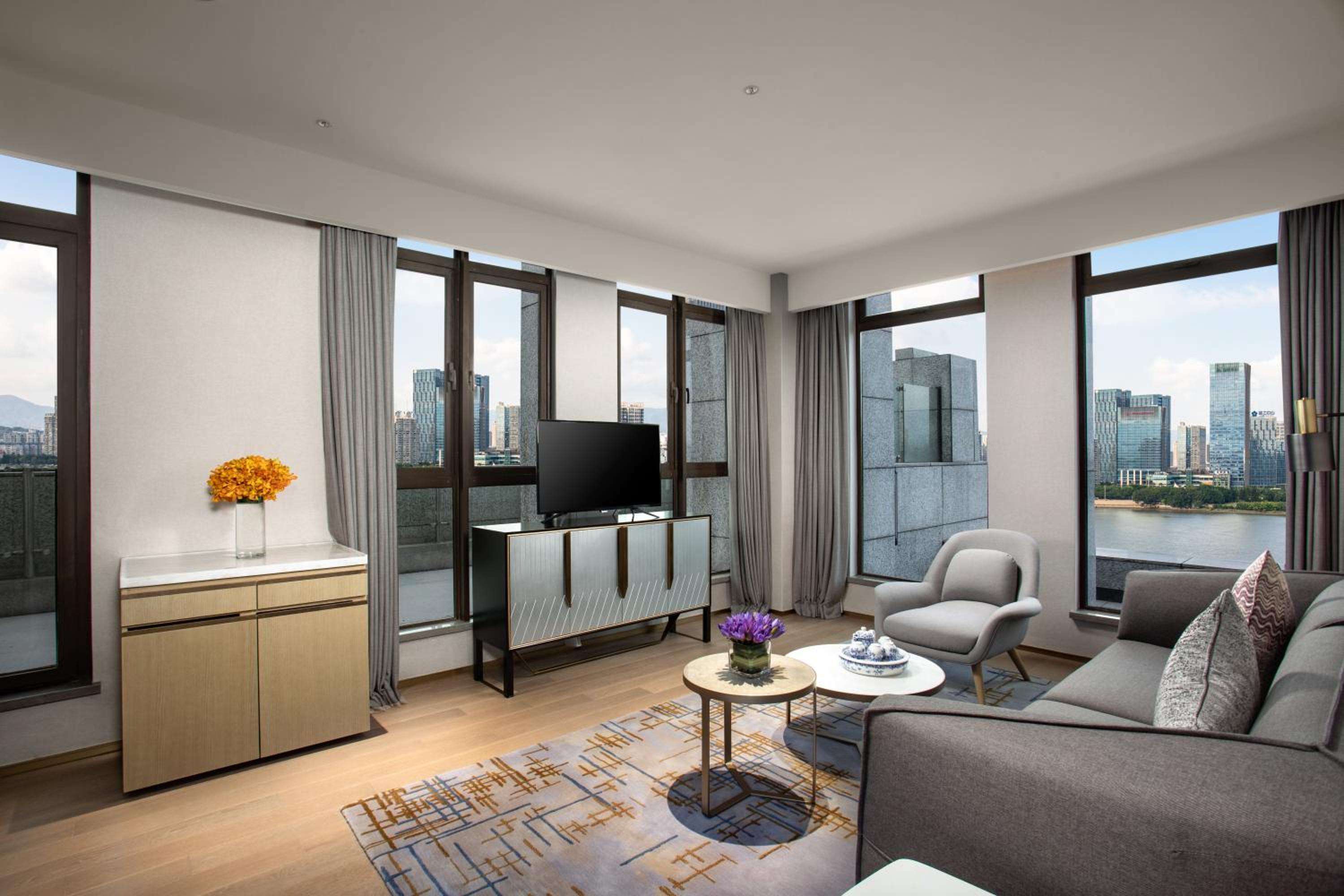 One-Bedroom Suite with River View - Photo 3