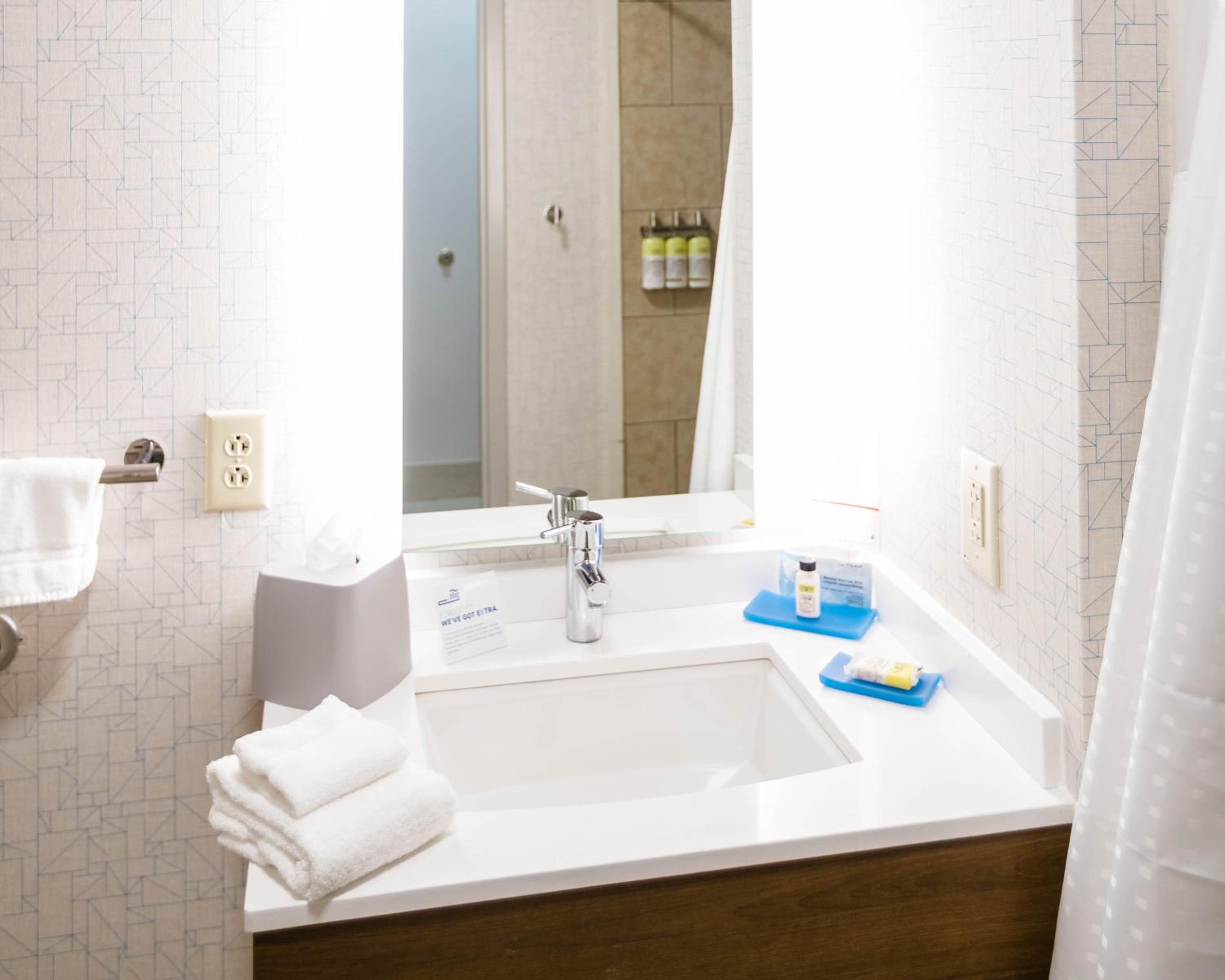 King Room - Mobility Access/Hearing Accessible - Photo 4