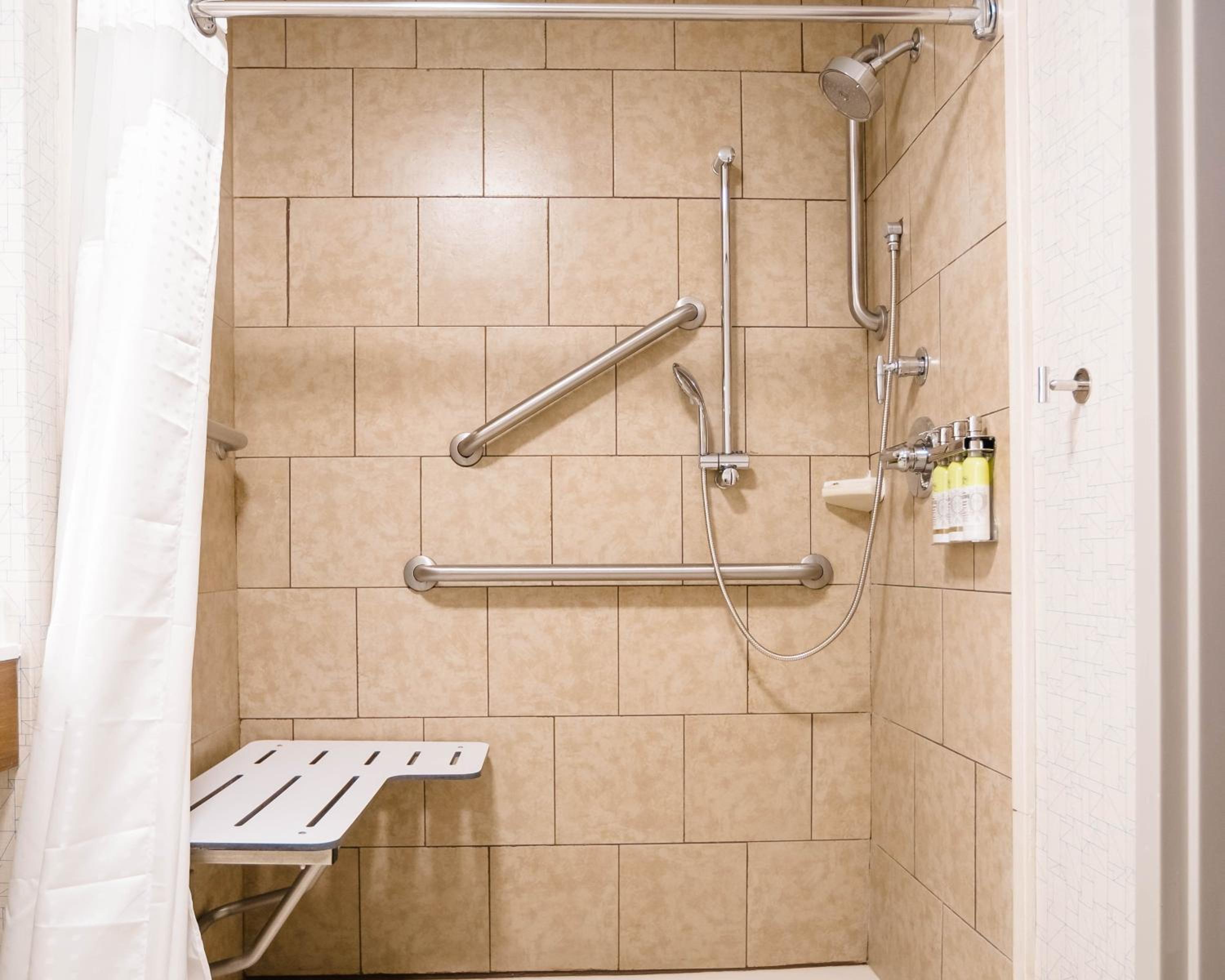 King Room with Roll in Shower - Hearing Accessible/Non-Smoking - Photo 7