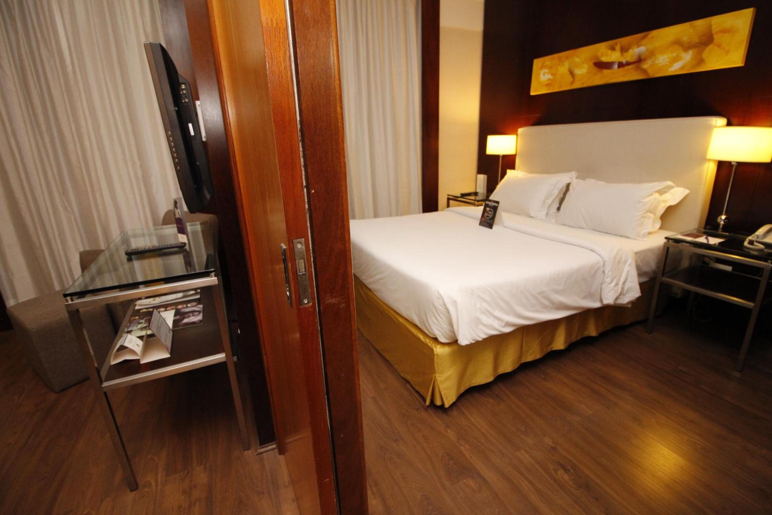 Junior Suite with Queen Bed and Sofa Bed - Photo 3