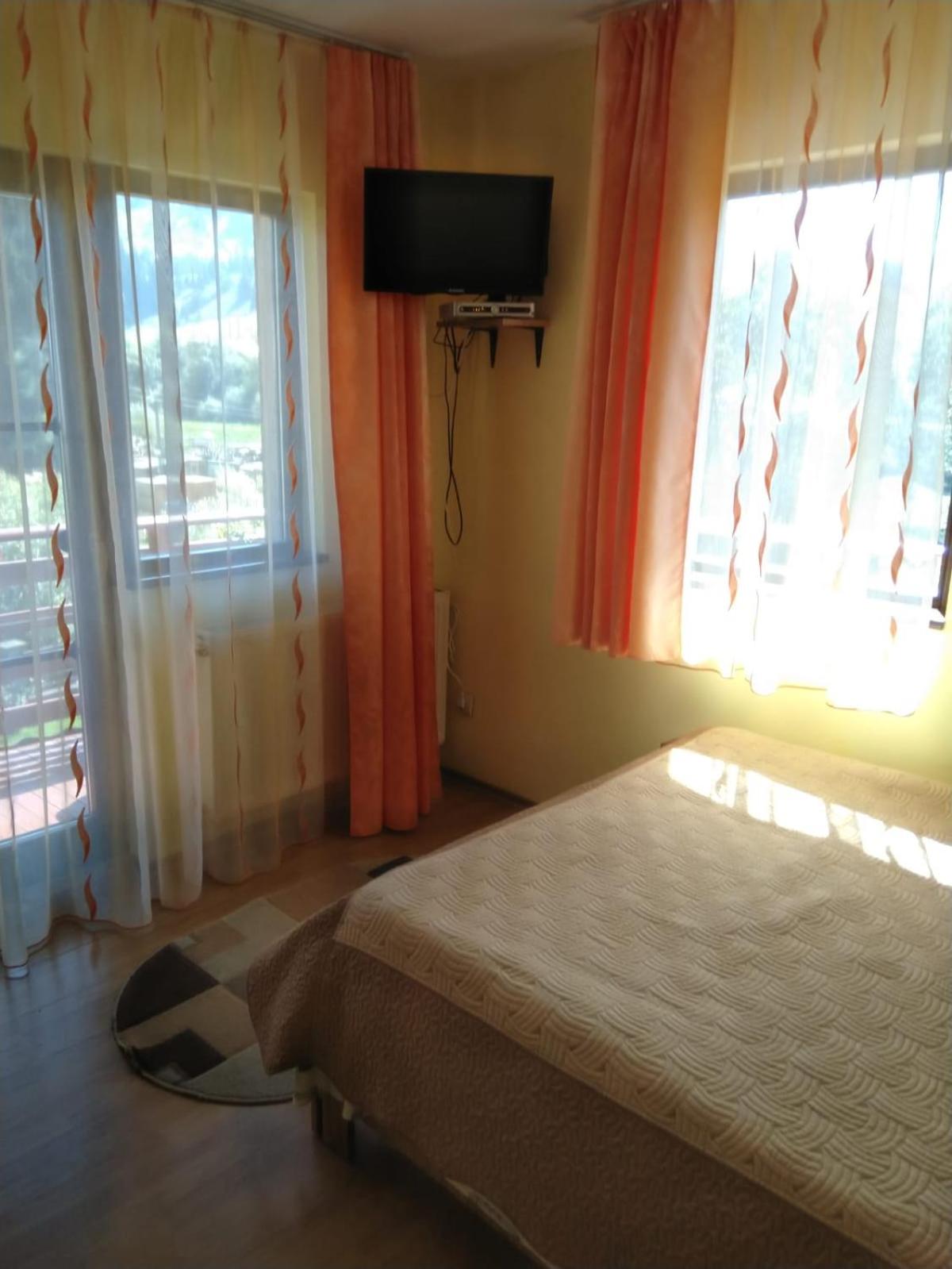 Double Room with Private Bathroom - Photo 18