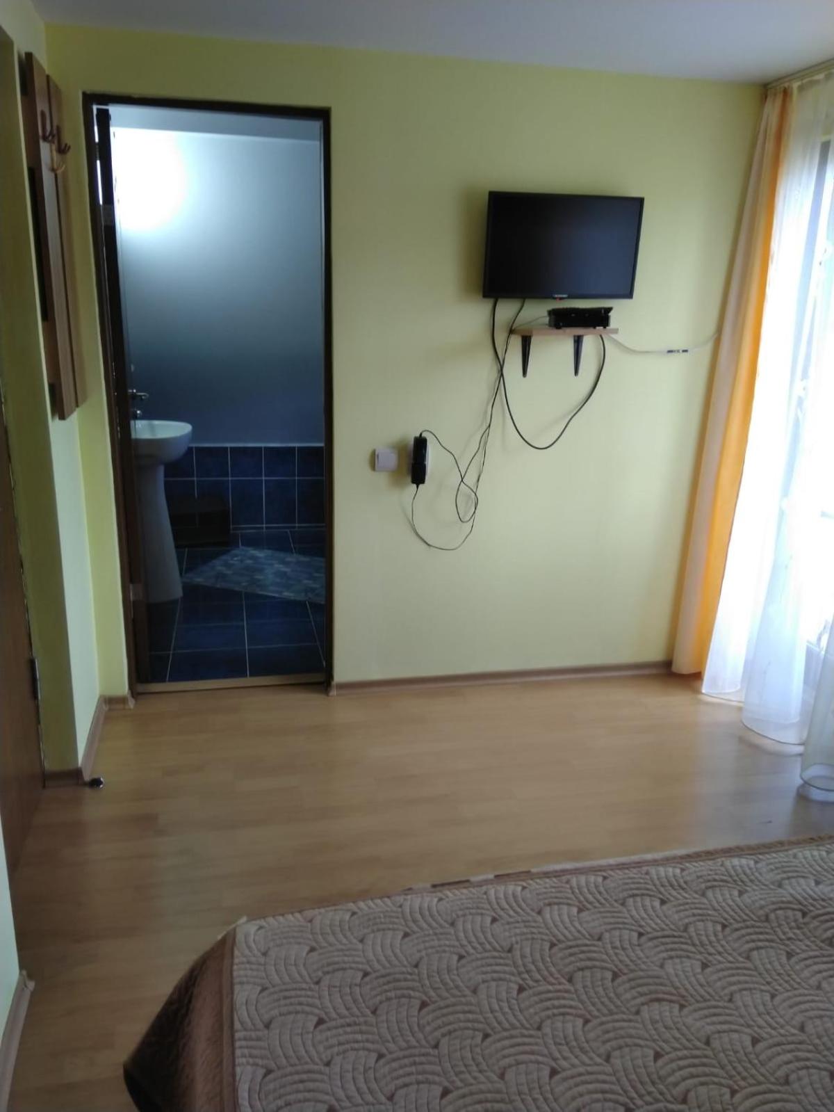 Double Room with Private Bathroom - Photo 16