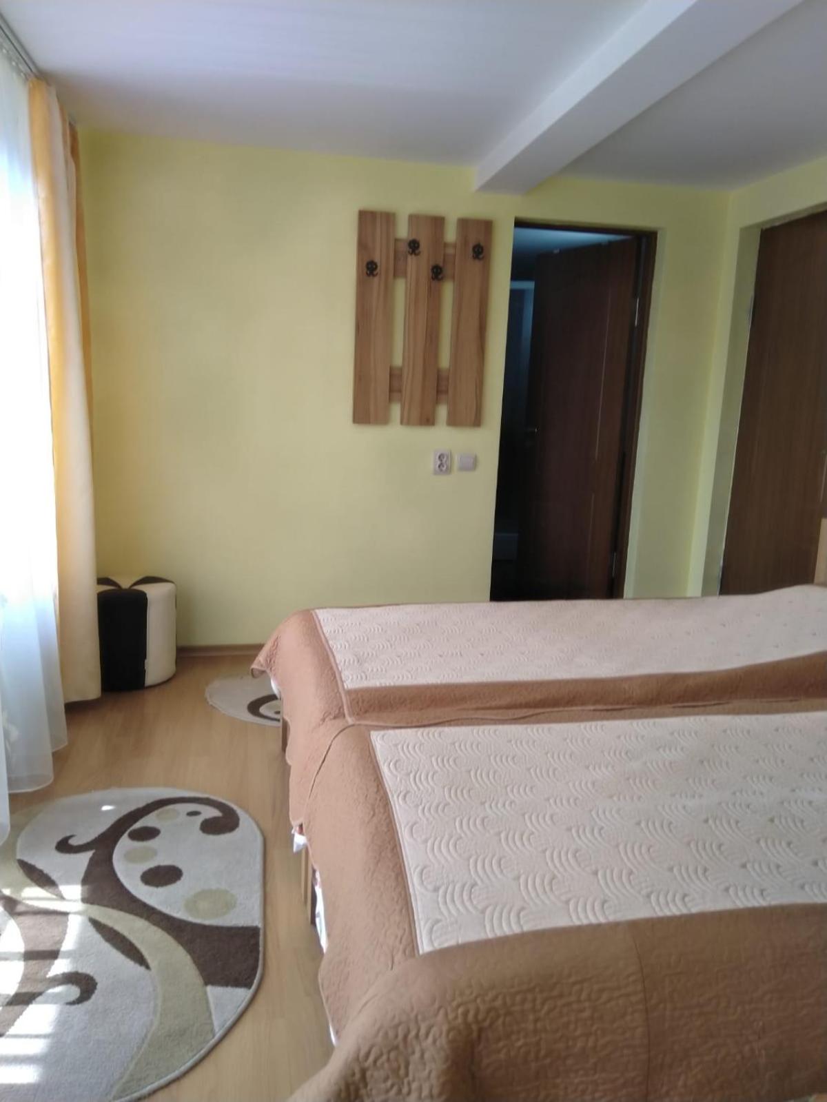 Double Room with Private Bathroom - Photo 17