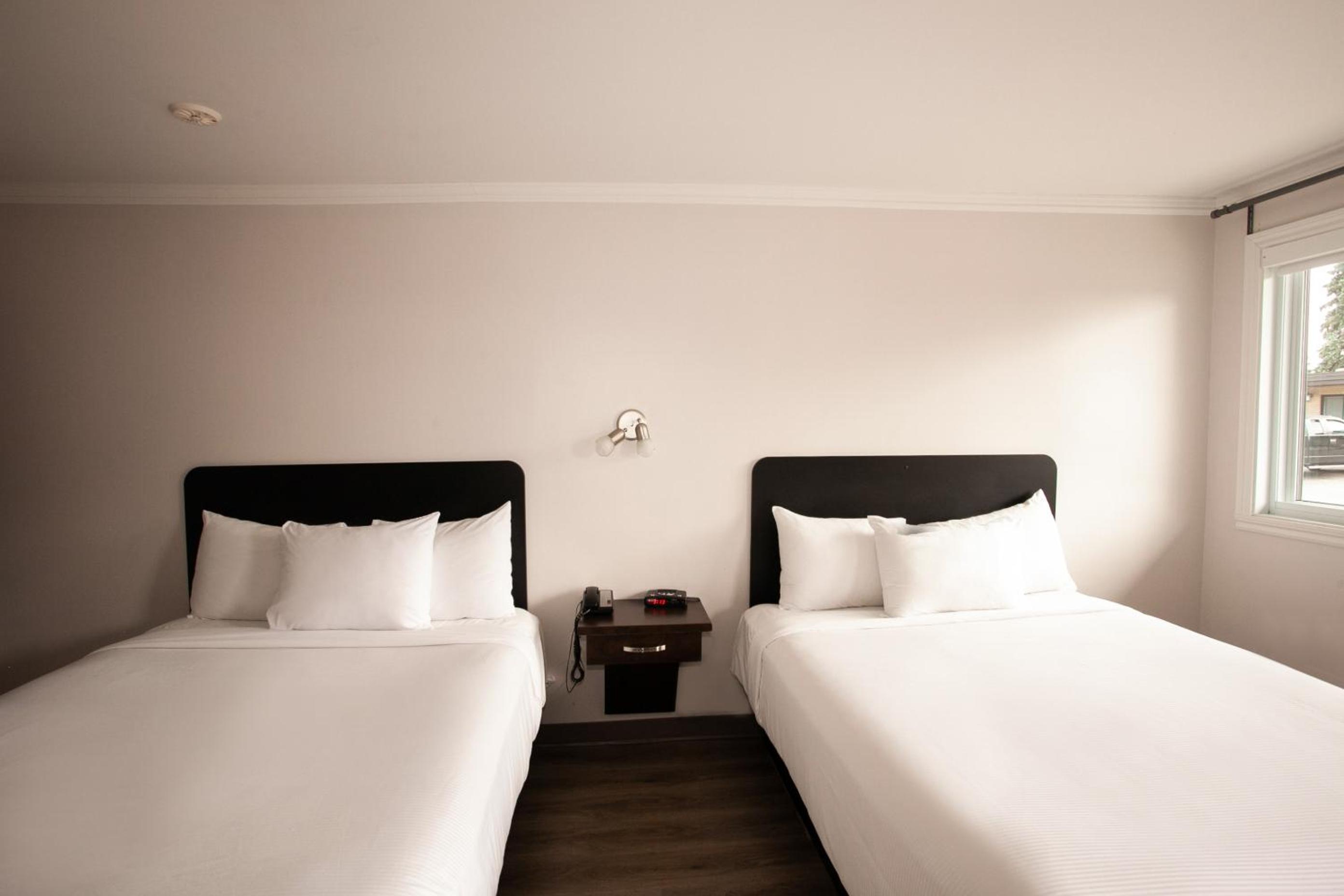 Standard Room, 2 Queen Beds - Photo 6