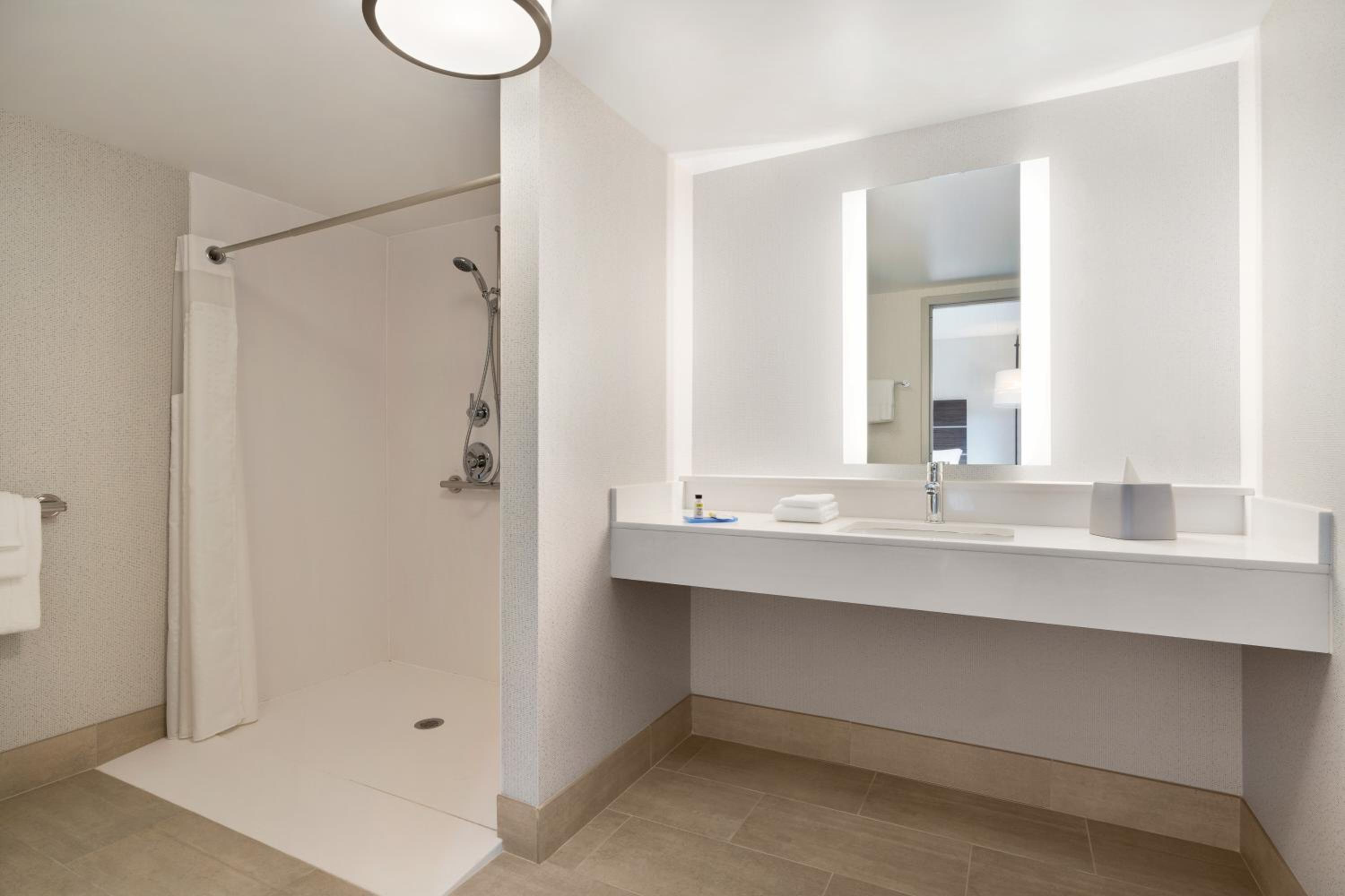 King Room with Hearing Accessible Roll In Shower - Non-Smoking - Photo 6
