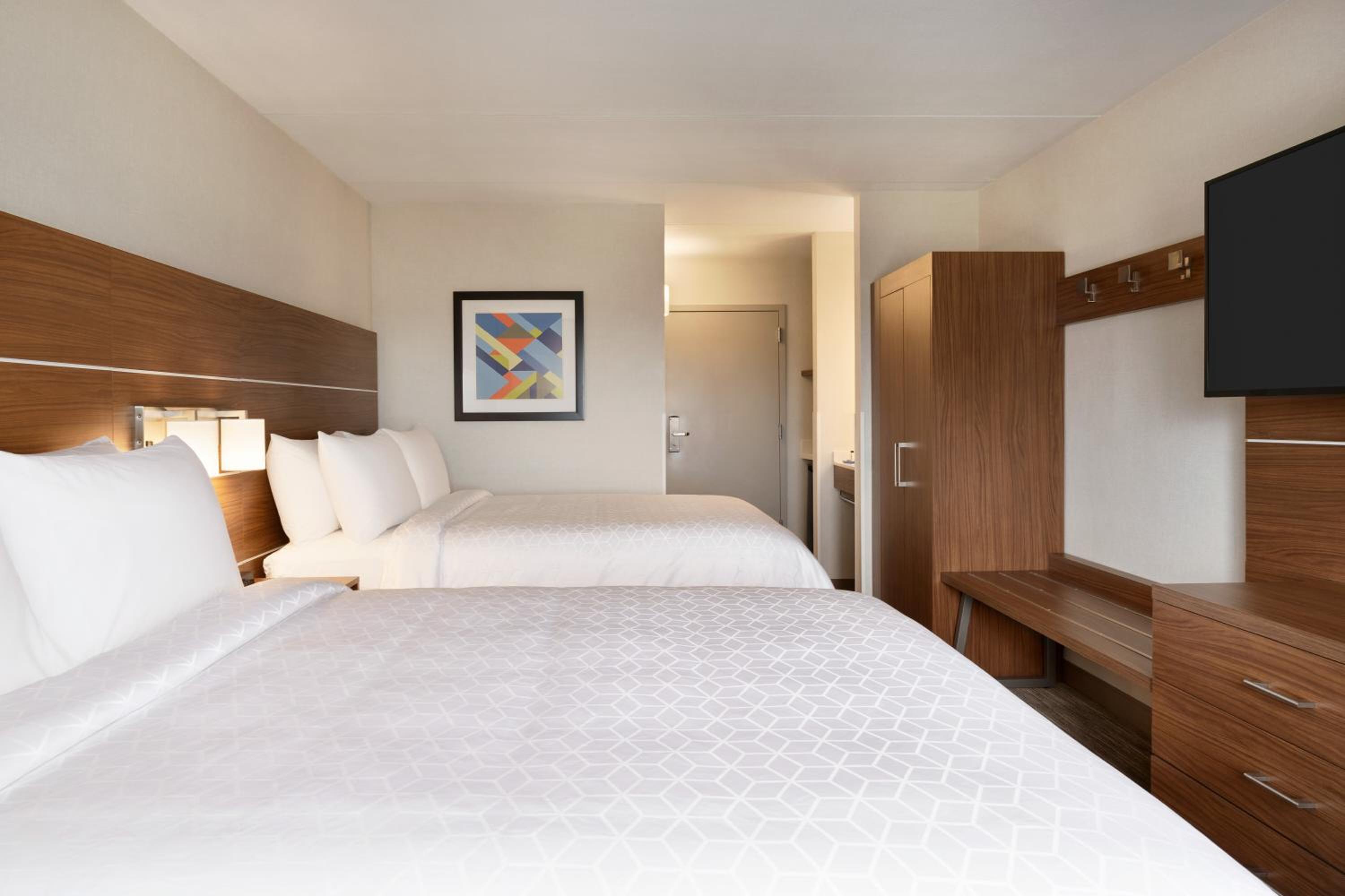 Standard Room with Two Queen Beds - Photo 7