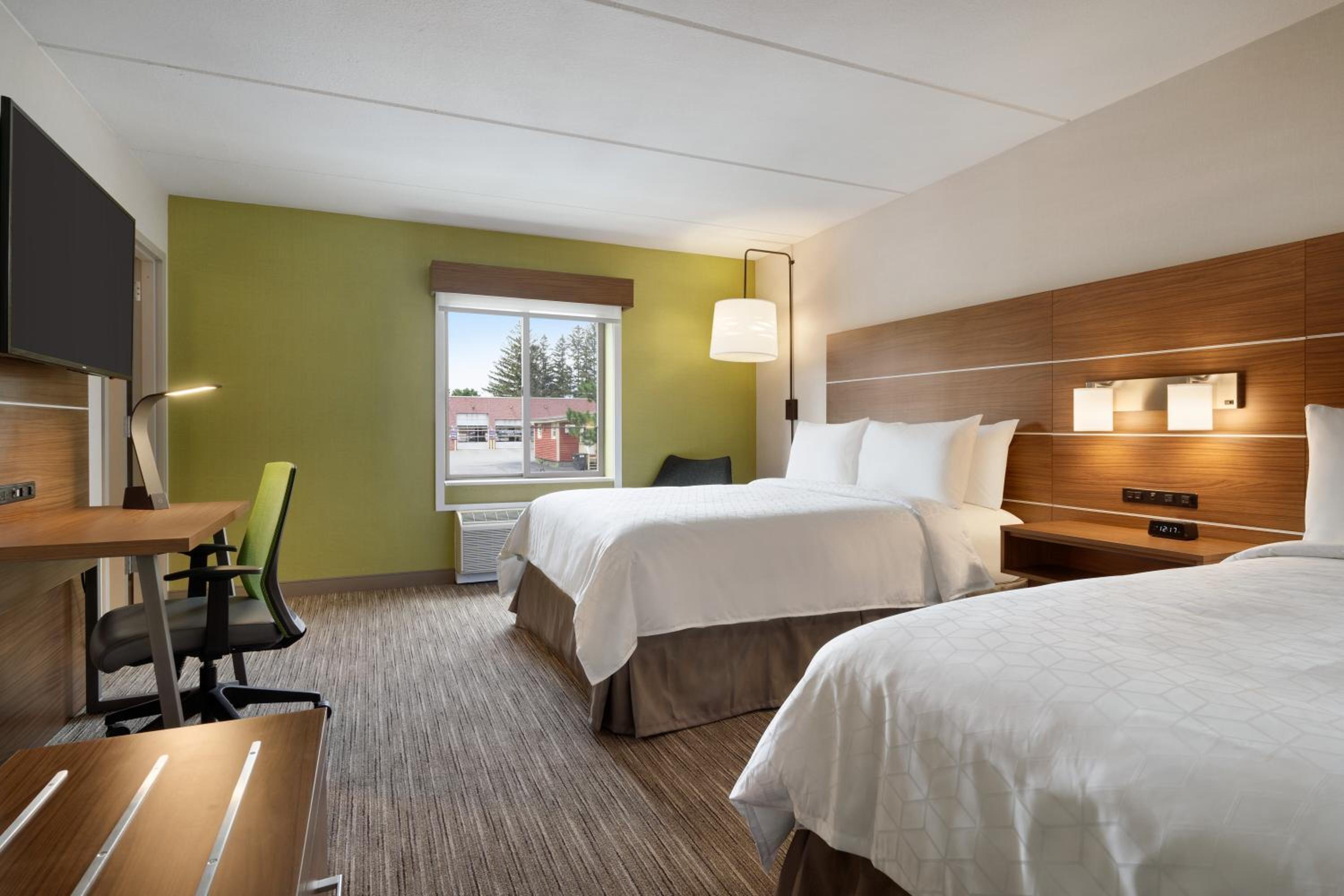Standard Queen Room with Two Queen Beds and Tub - Mobility/Communications Accessible - Photo 8