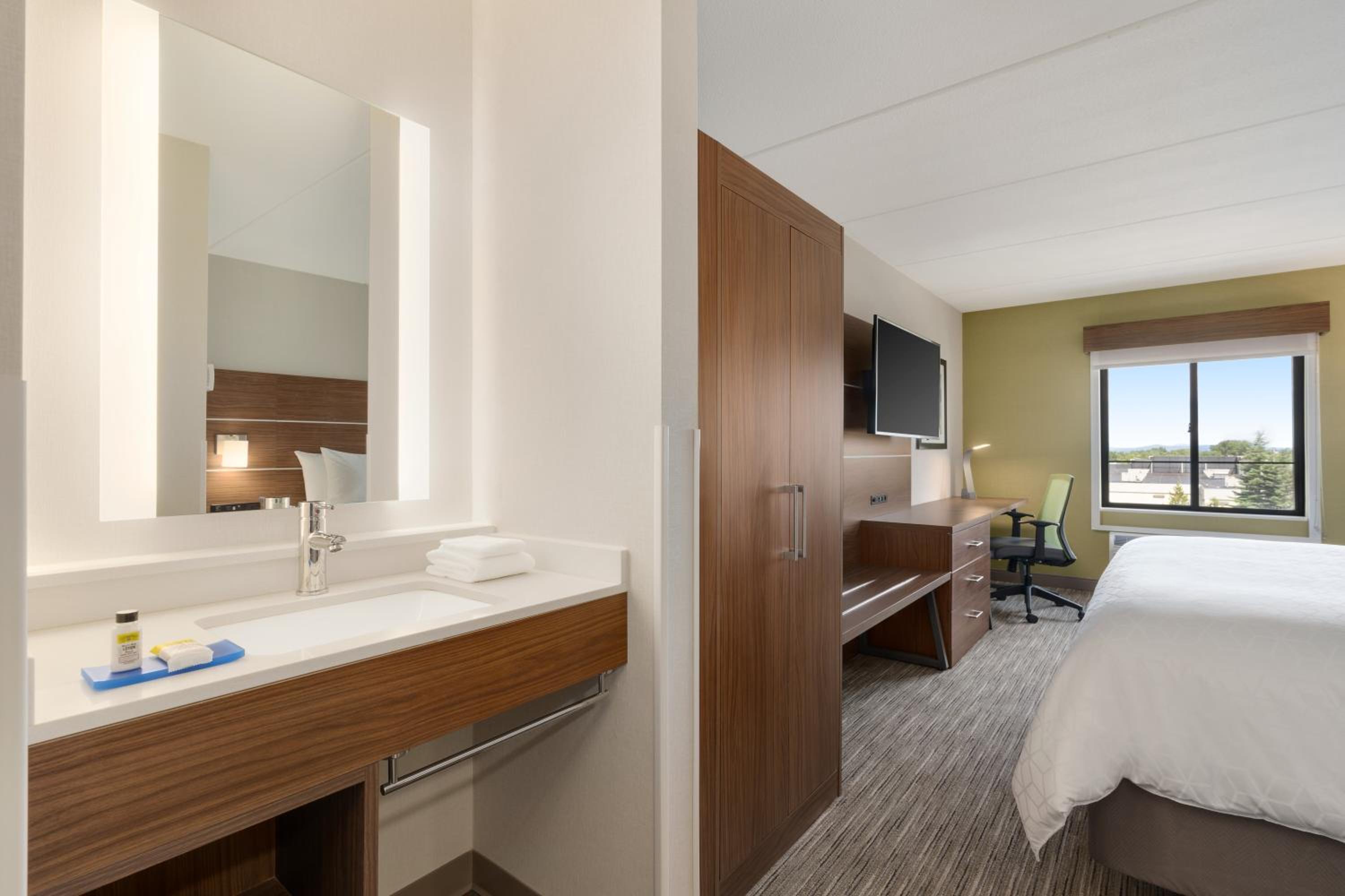 Standard King Room - Photo 11