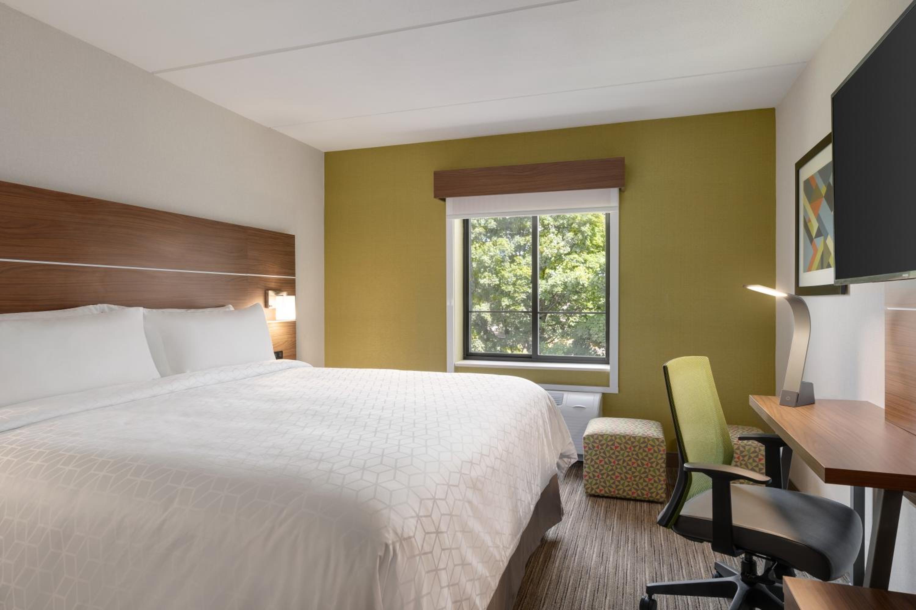 Standard King Room - Photo 12