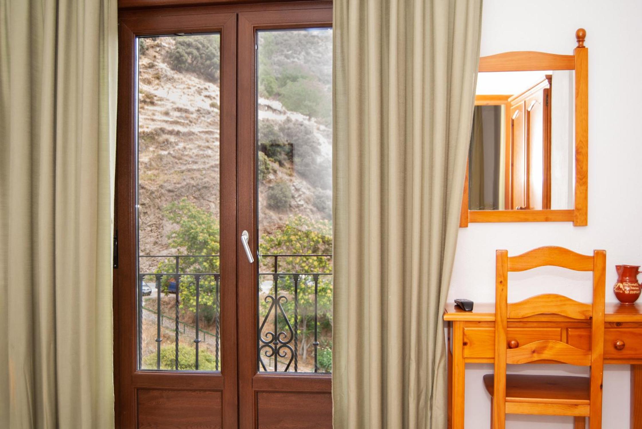 Double Room with Balcony - Photo 4