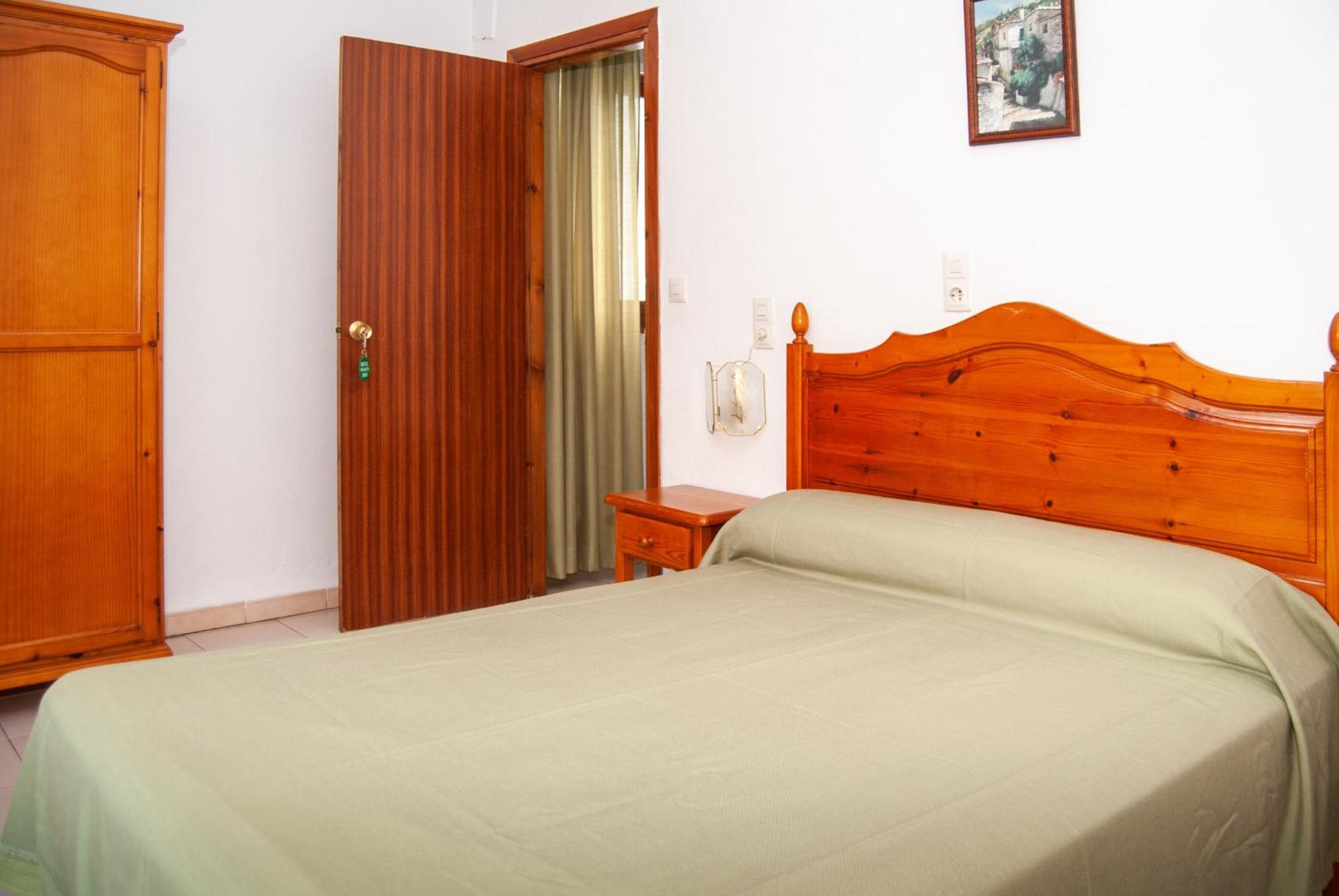 Double Room with Balcony - Photo 3