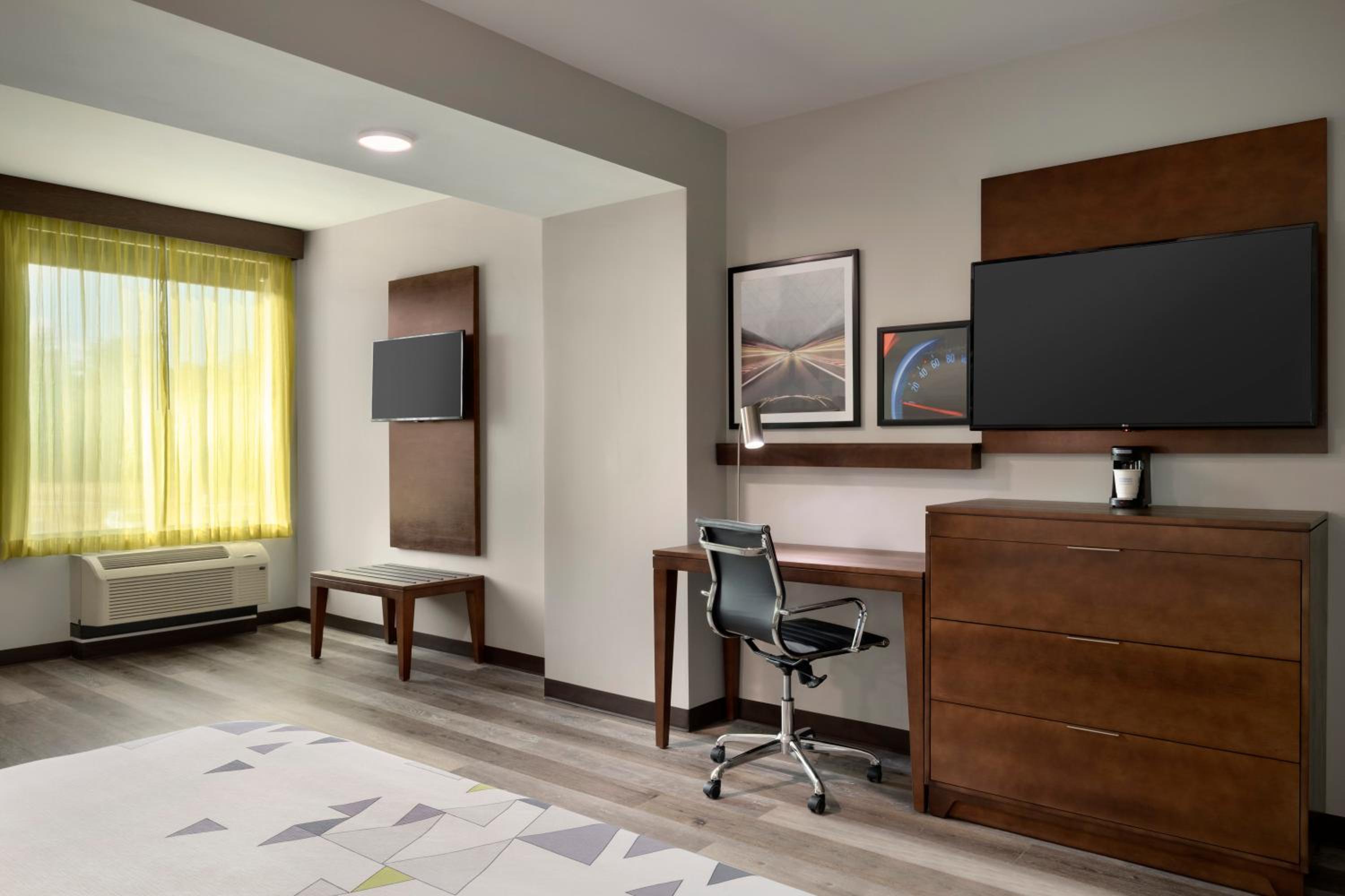 Business King Room - Non-Smoking - Photo 4