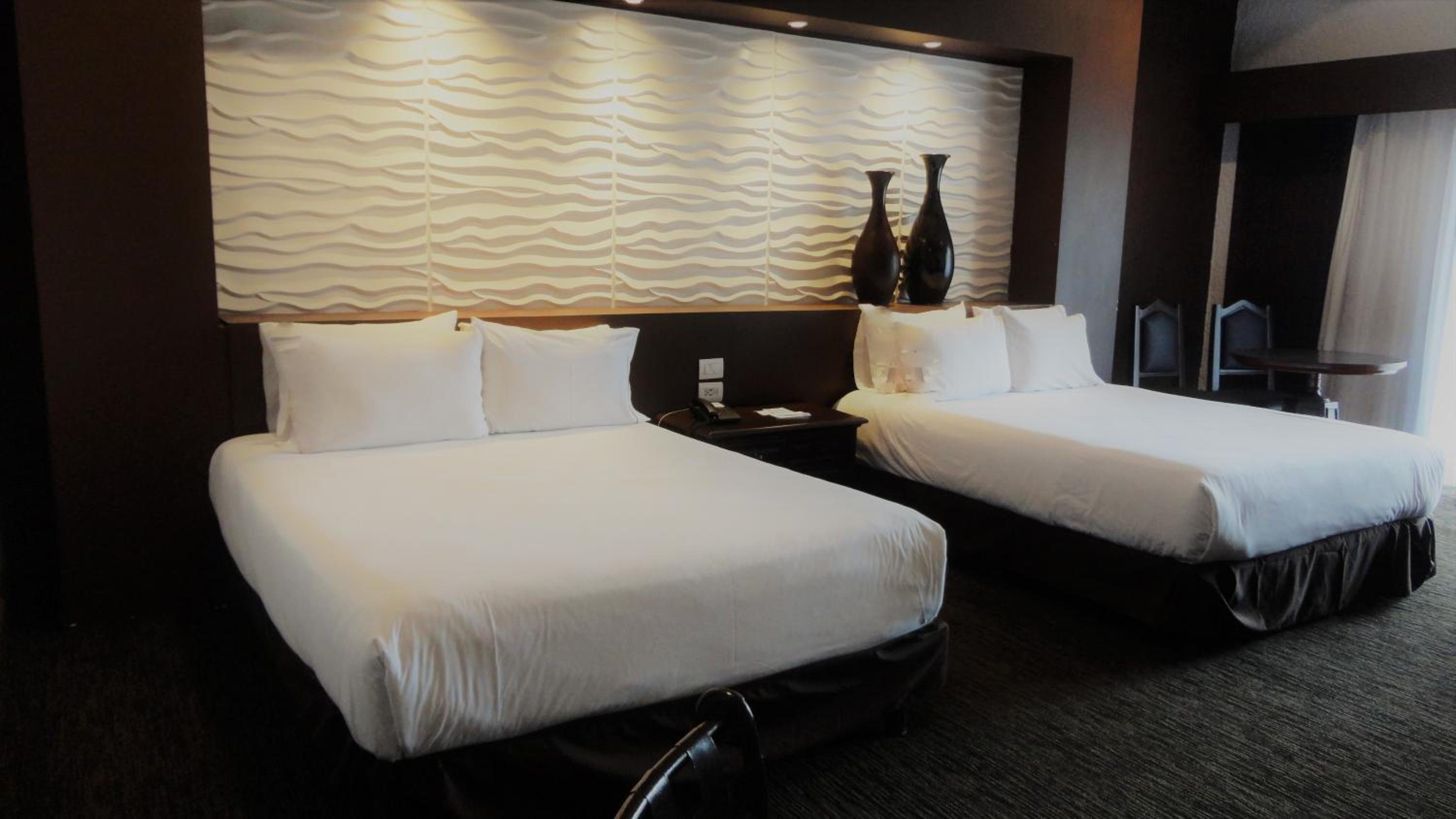 Queen Room with Two Queen Beds - Non-Smoking - Photo 3