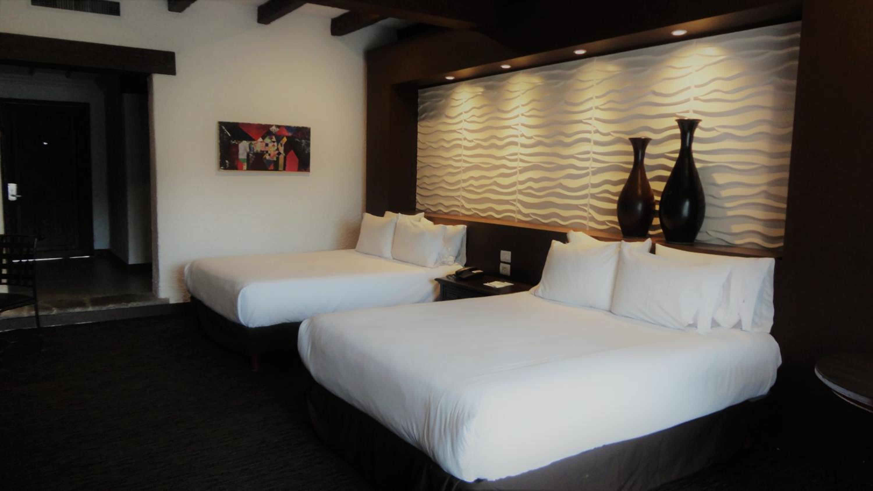 Queen Room with Two Queen Beds - Non-Smoking - Photo 4