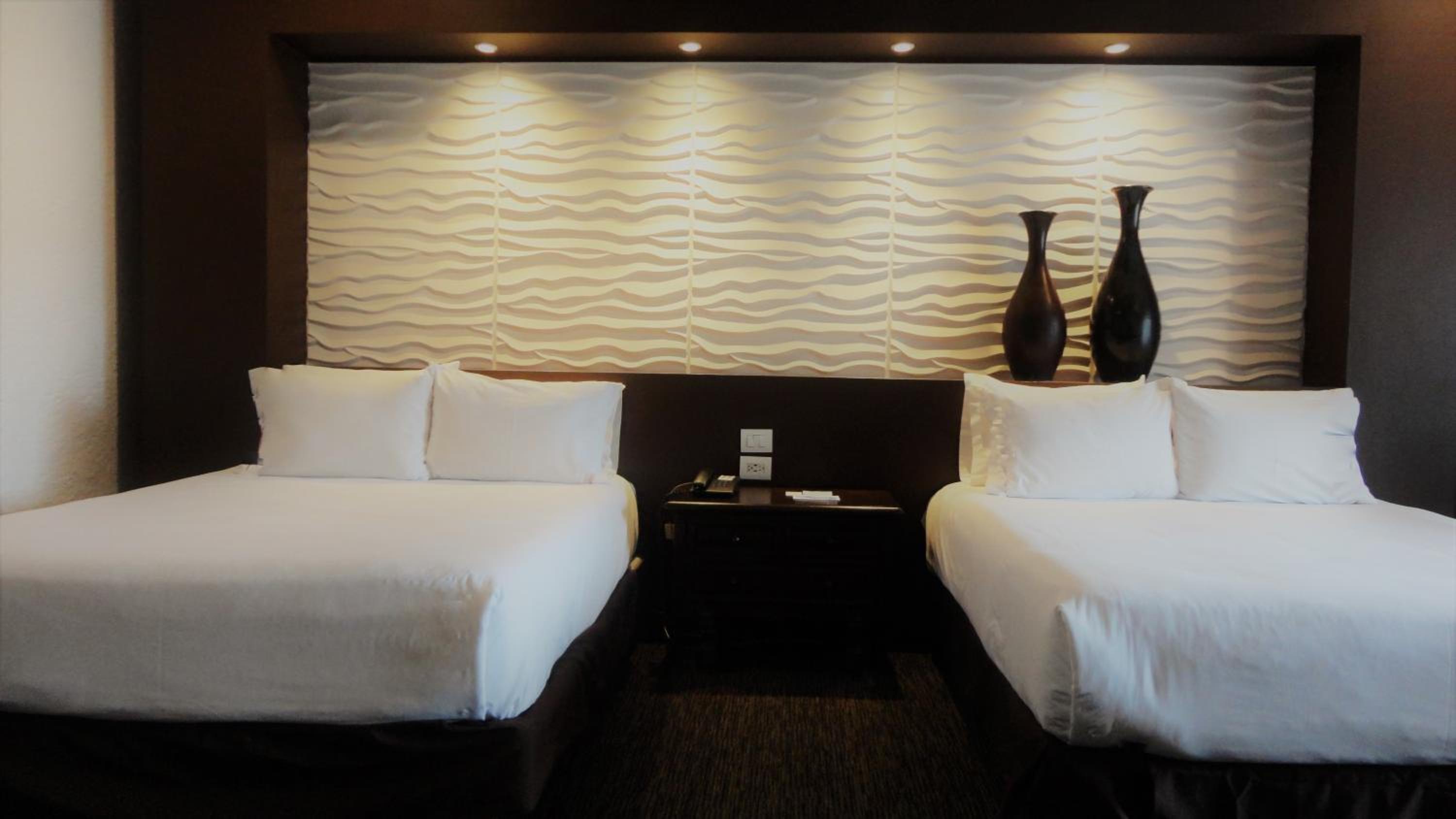Premium Queen Room with Two Queen Beds - Non-Smoking - Photo 2