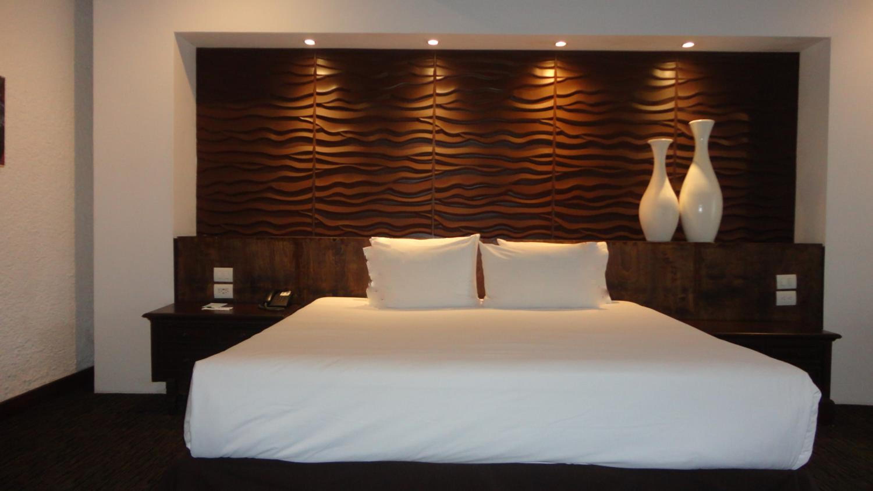King Room - Non-Smoking - Photo 6