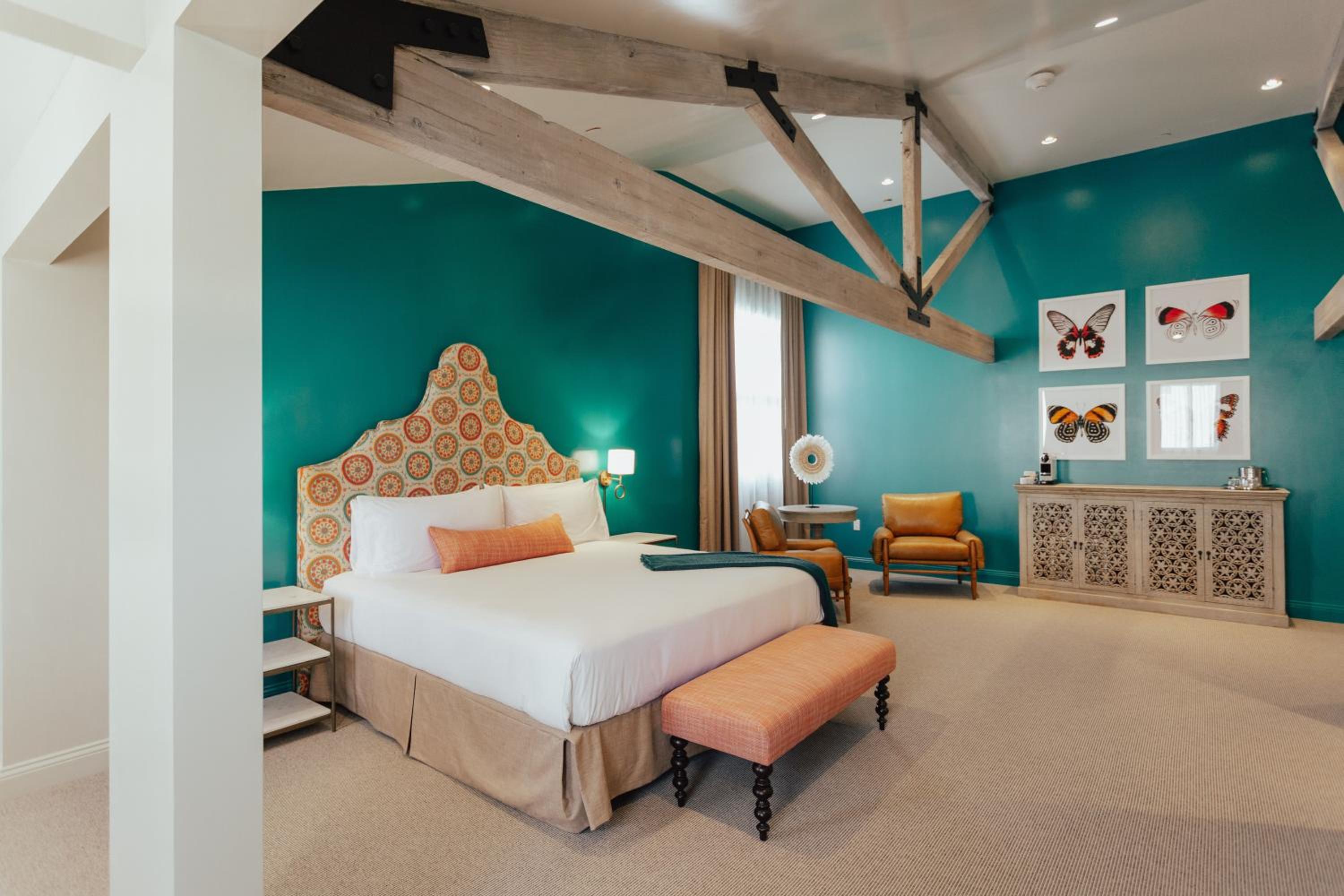 King Suite with Balcony - Photo 4