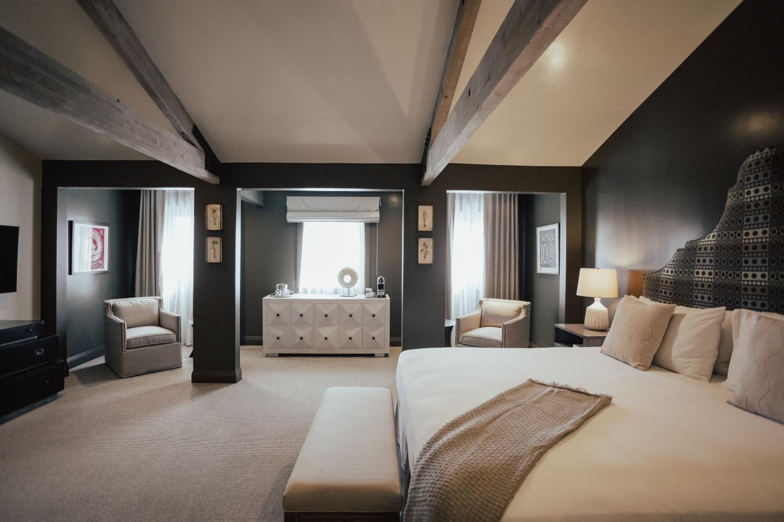 King Suite - Photo 3