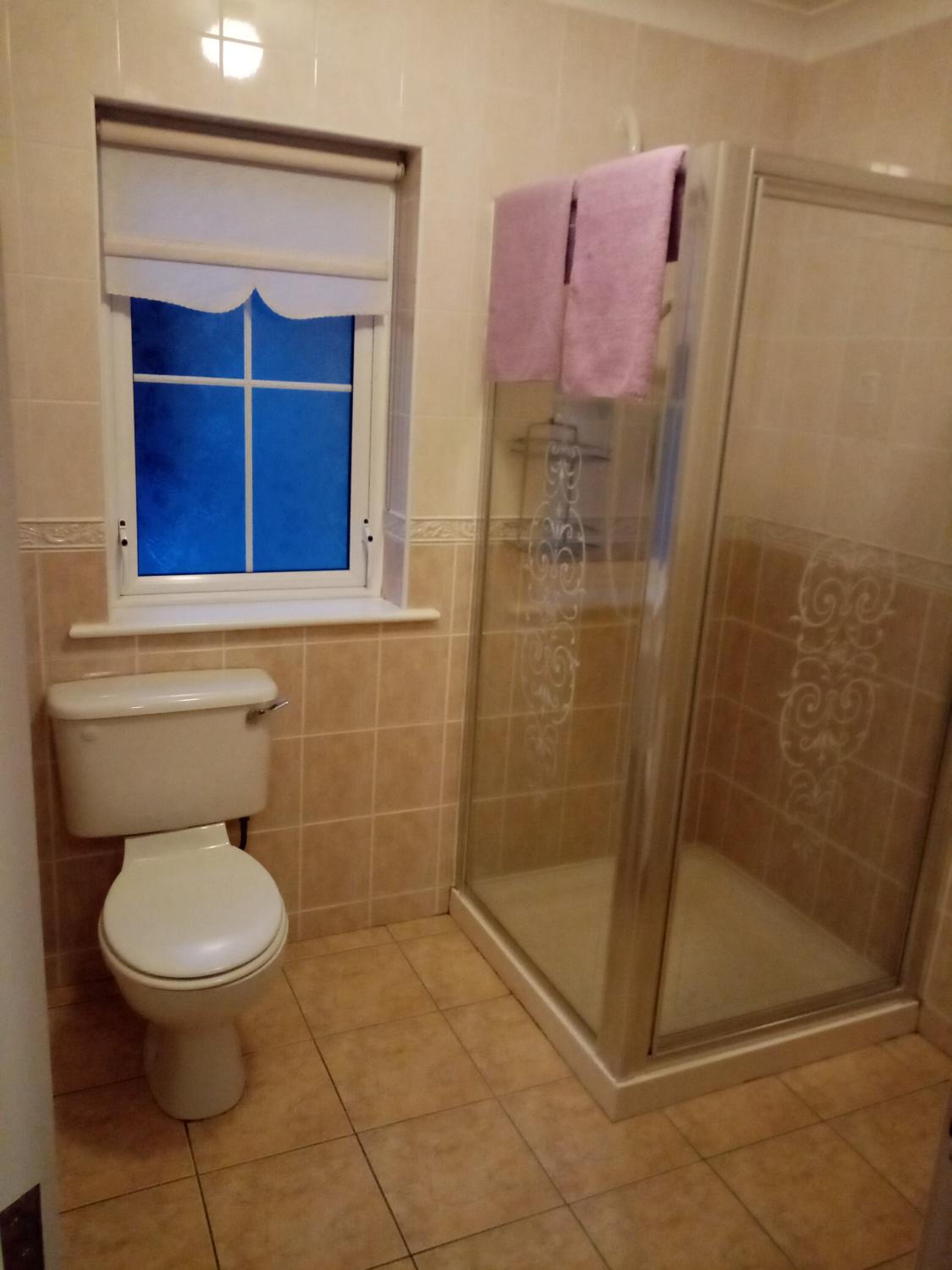 Double Room with Private Bathroom - Photo 4