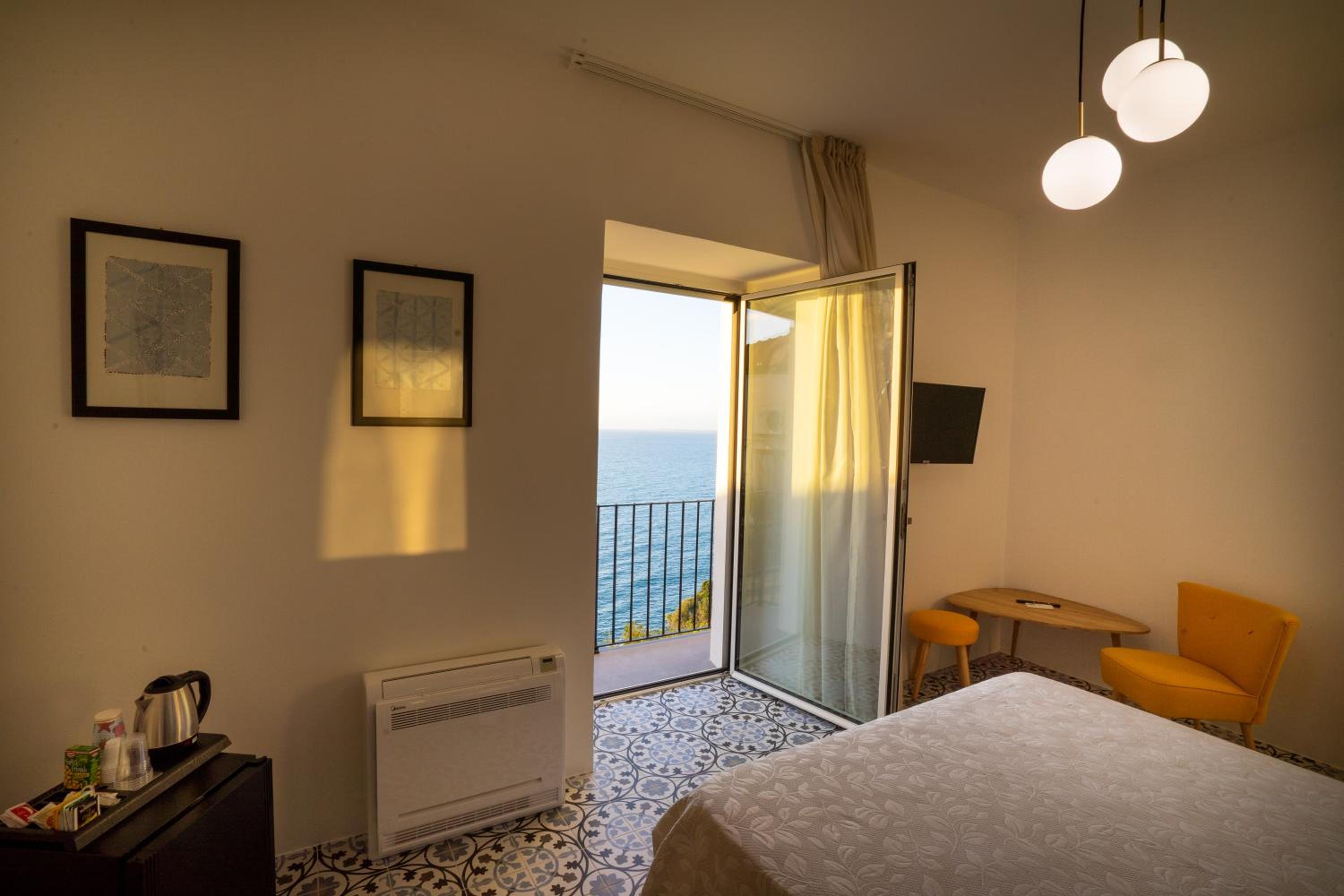 Deluxe Double Room with Sea View - Photo 2