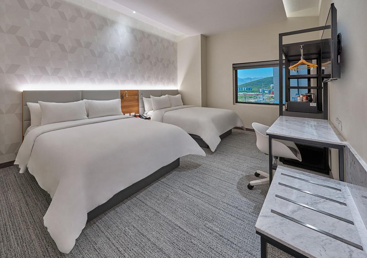 Queen Room With Two Queen Beds - Non-Smoking - Photo 6