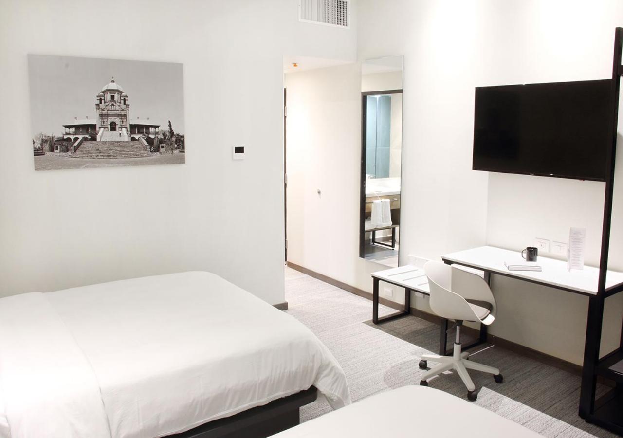 Queen Room With Two Queen Beds - Non-Smoking - Photo 4